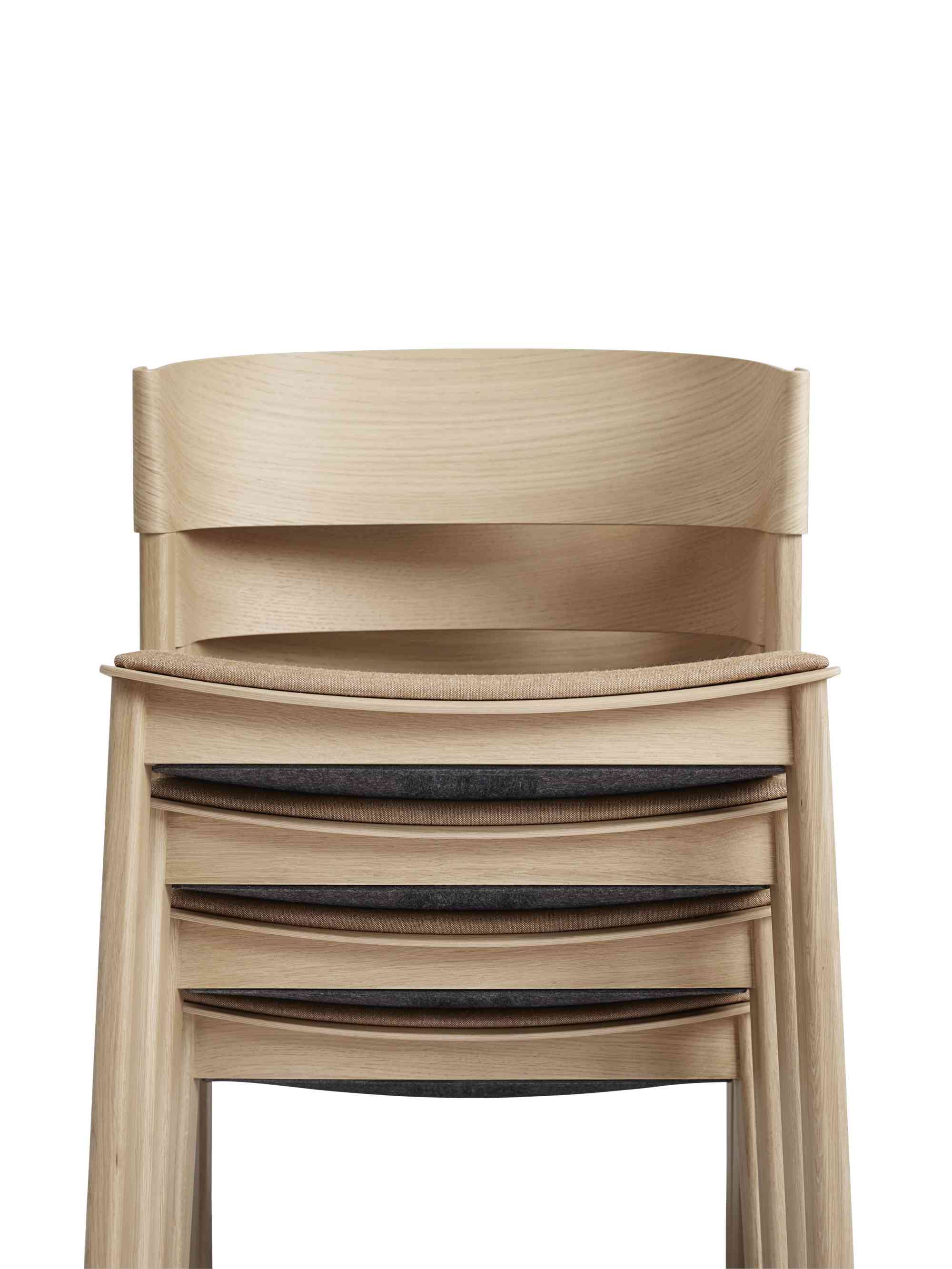 Cover  Side Chair Stuhl von Muuto, Detailansicht der Rückenlehne und Sitzfläche, Holzstuhl Designmöbel.