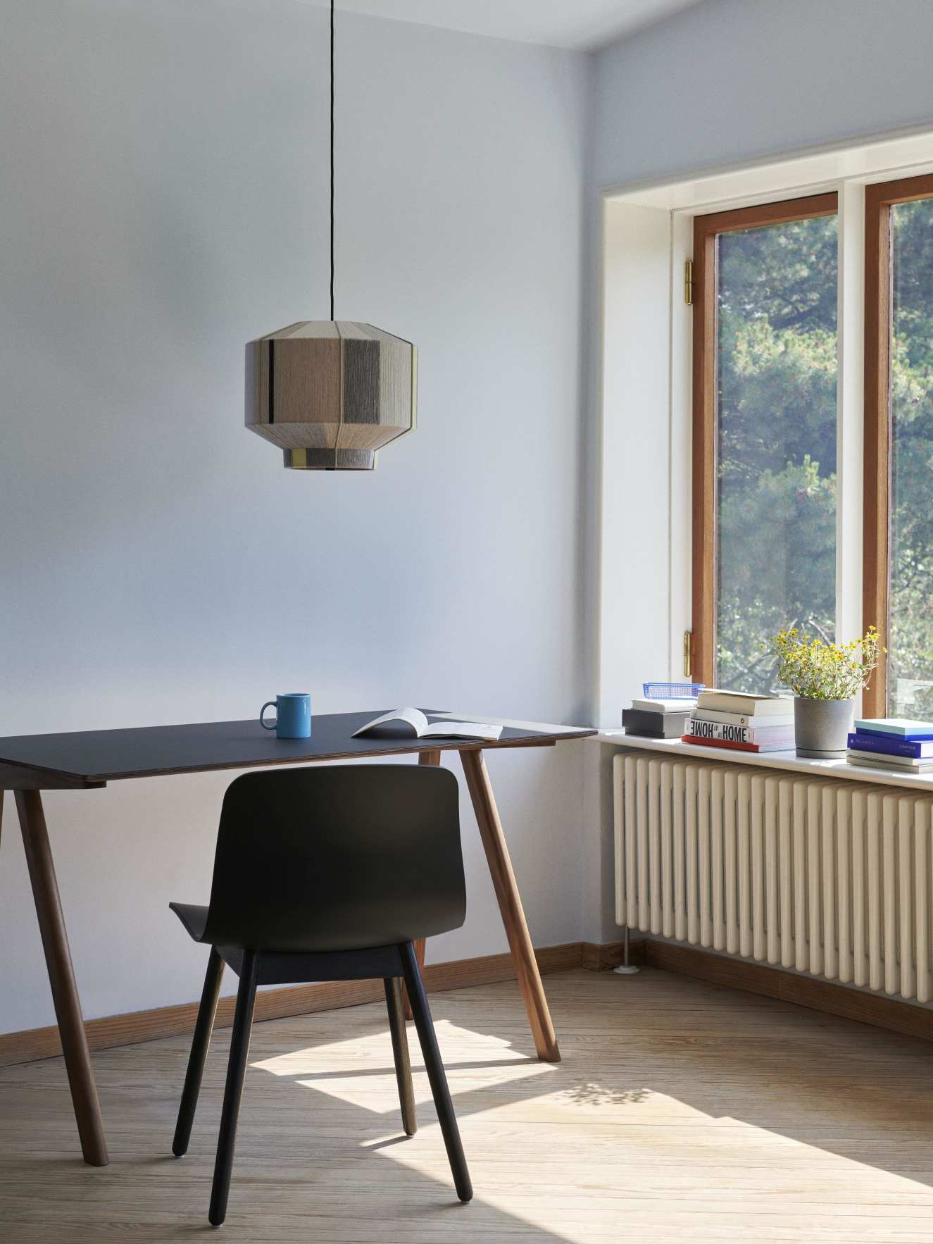Copenhague Table CPH 90 Schreibtisch von Hay in einem hellen Arbeitszimmer mit Fenster und Heizkörper.