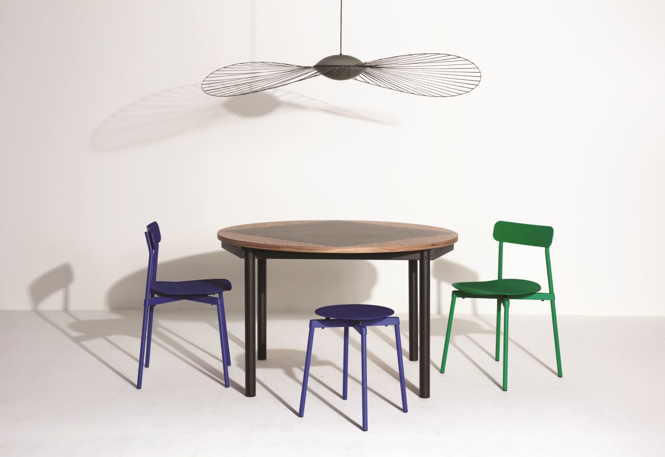 Esstisch mit Stühlen in Blau und Grün, darunter ein Fromme Chair Stuhl.