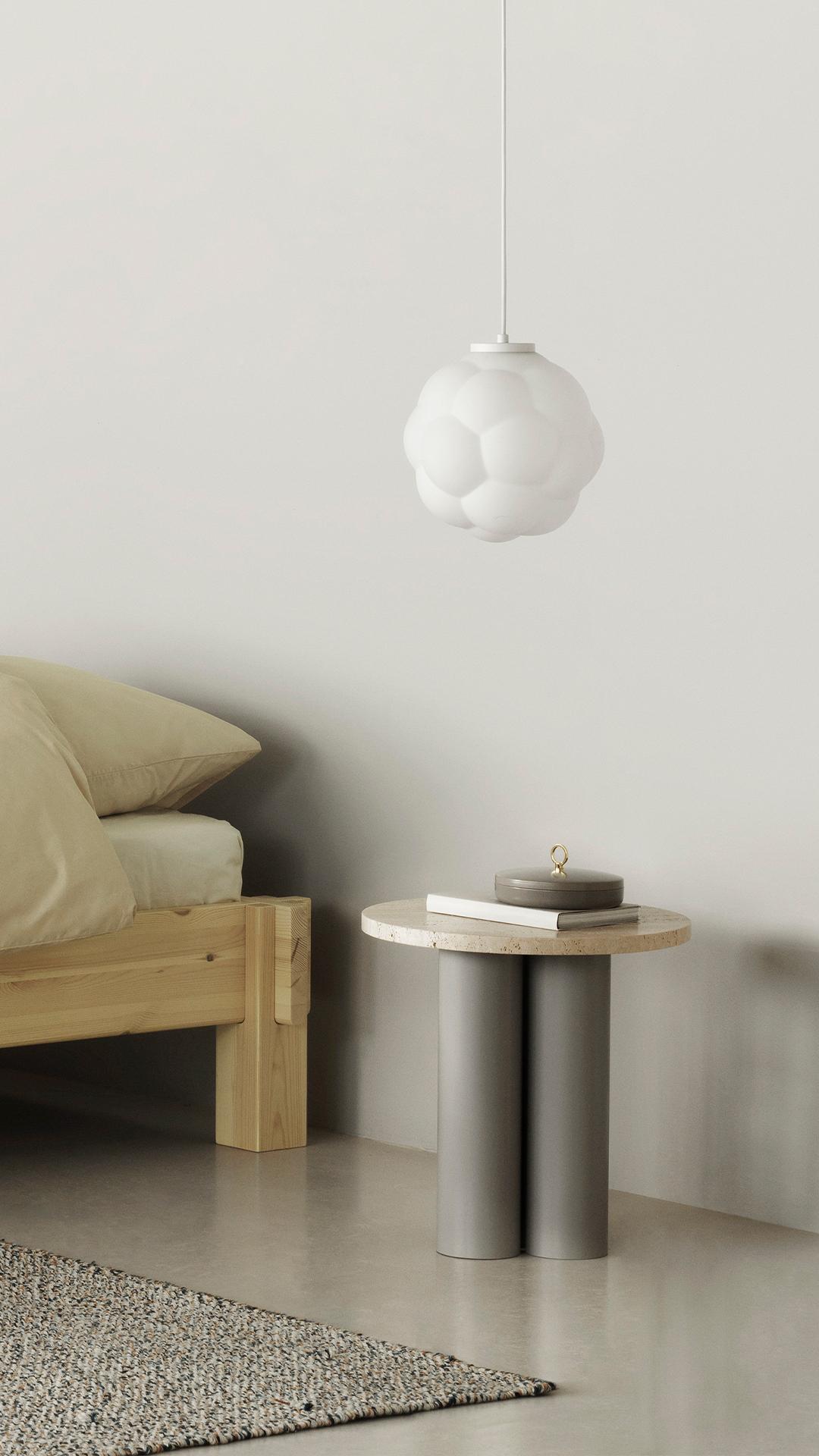 Normann Copenhagen Dit Coffee Table Beistelltisch aus Travertin und grauem Stahl im Schlafzimmer.