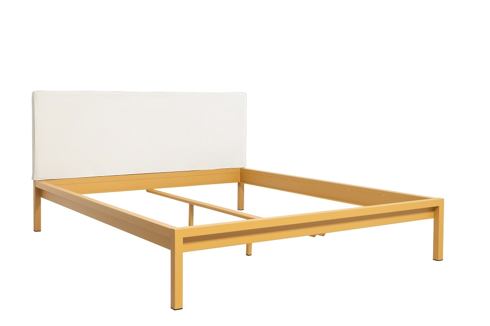 Pure Bett mit sandgoldenem Stahlrahmen und weißem Polsterkopfteil von Hans Hansen.
