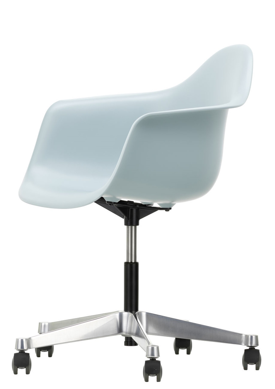 Eames Plastic Arm Chair PACC Stuhl von Vitra in Hellblau mit Rollen und Aluminiumfuß.