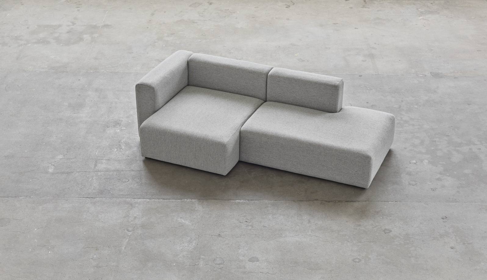 Graues Mags Sofa 2,5-Sitzer mit Armlehne links, moderner Stoffbezug für Wohnzimmer und Lounge.