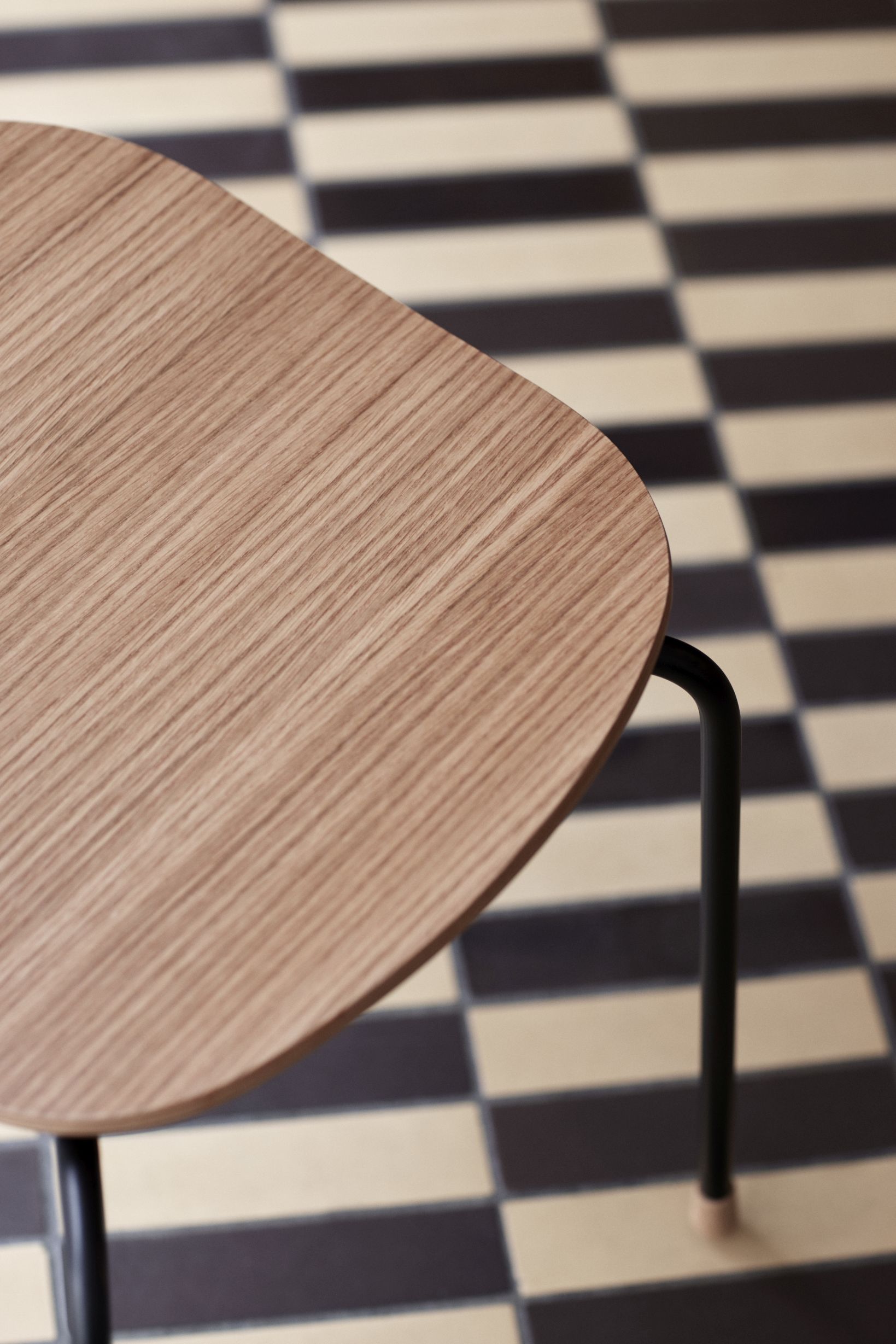 Detailaufnahme des Vega Chair von Carl Hansen & Søn mit klarem Lack und schwarzen Stahlbeinen.