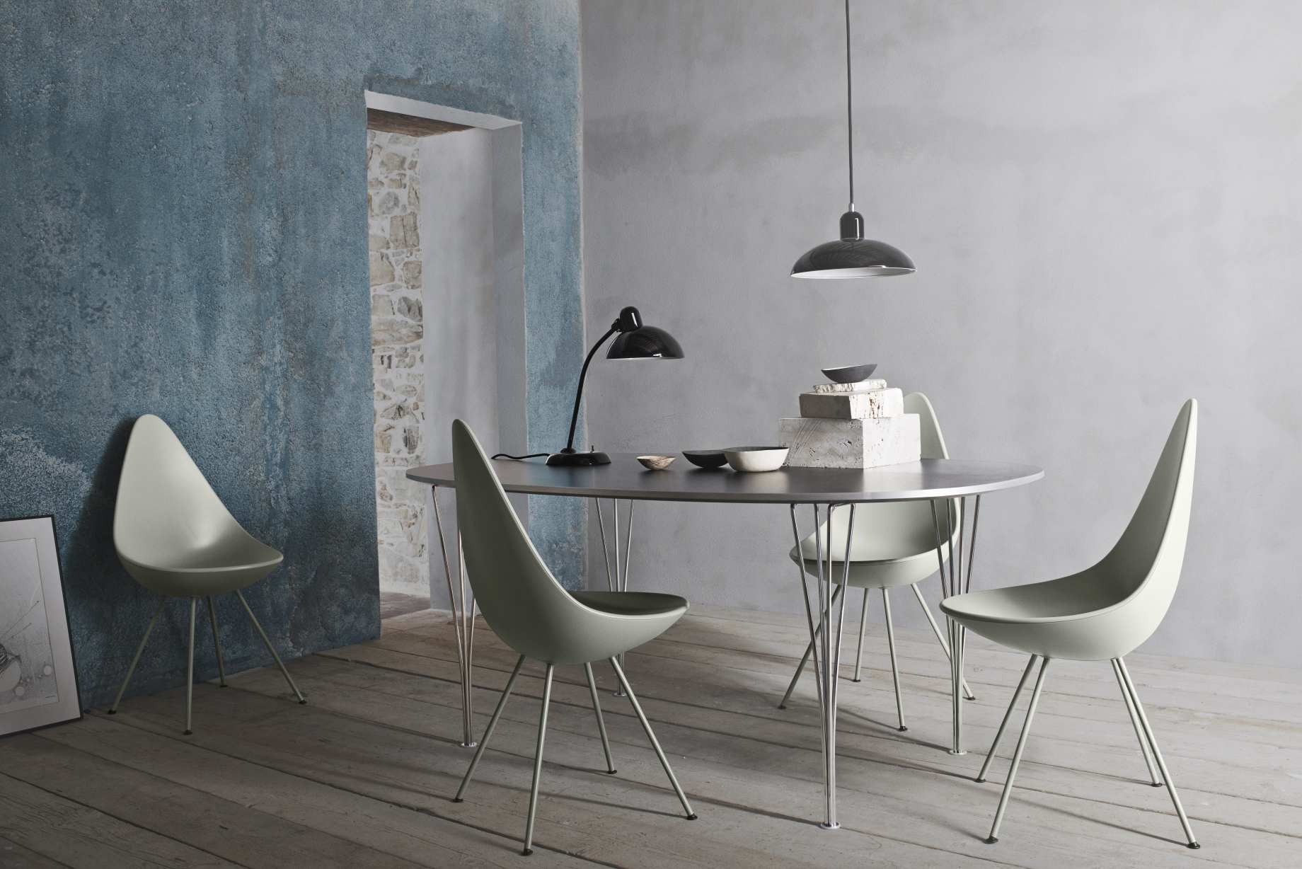 Super Elliptisch Esstisch von Fritz Hansen mit Stühlen und Lampen in modernem Interieur.
