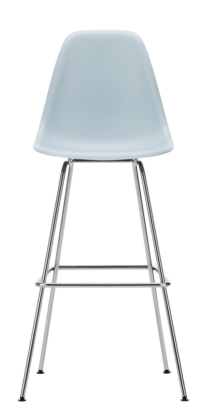 Vitra Eames Barhocker in Hellblau mit verchromtem Gestell, ideal für moderne Küchen und Bars.