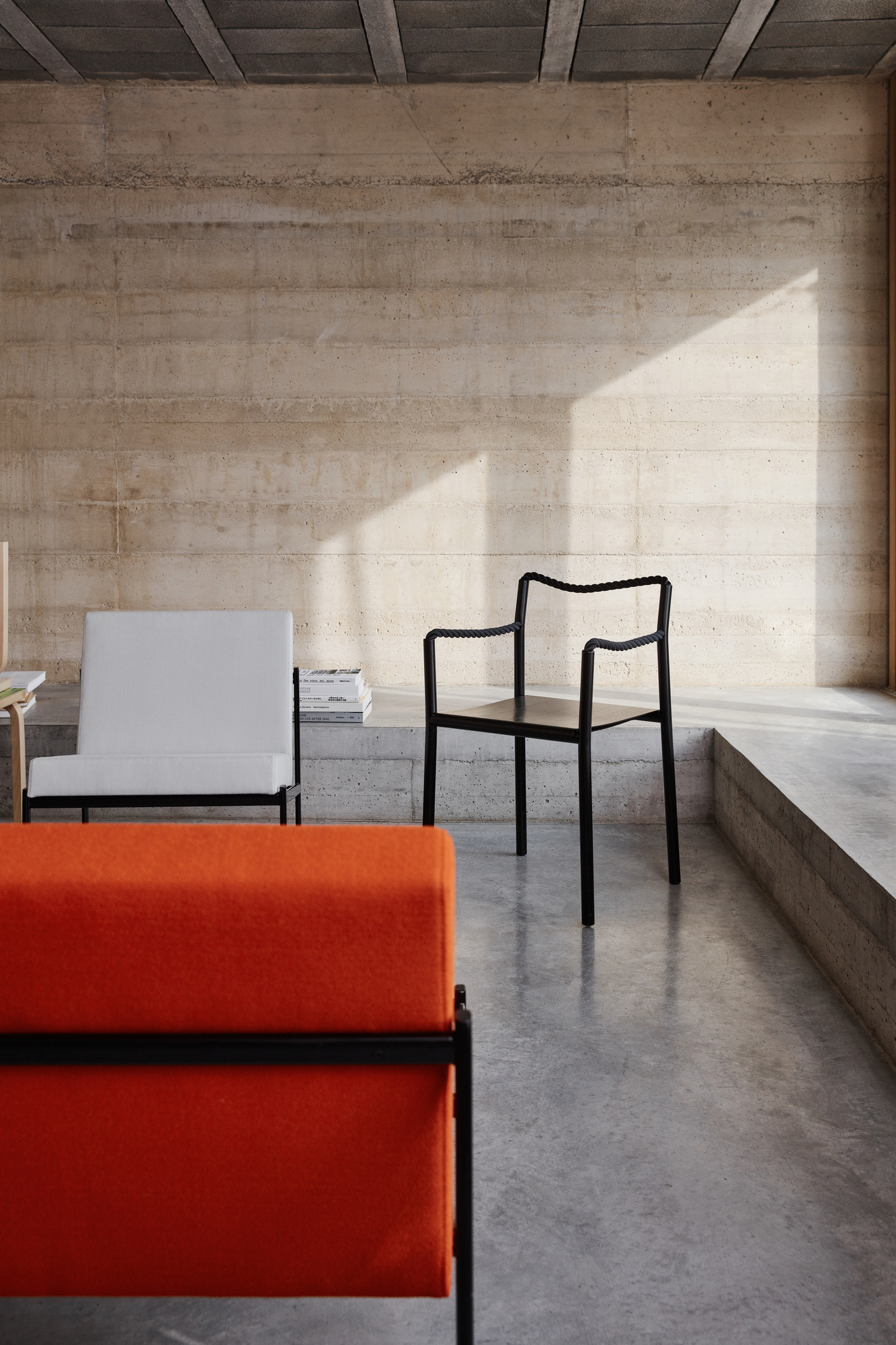 Artek Rope Chair Stuhl in Schwarz, minimalistisches Design mit Seildetails, moderne Möbel für Wohnzimmer und Büro.