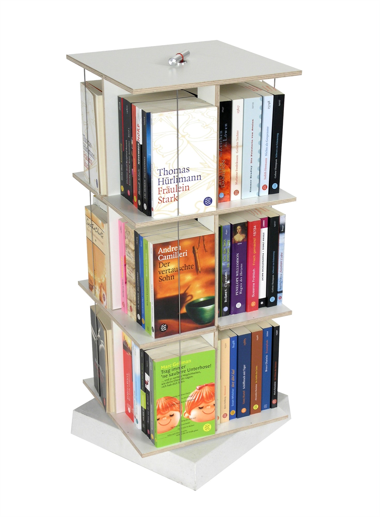 Nils Holger Moormann Buchstabler: Drehbarer Bücherturm aus Holz, gefüllt mit Büchern und DVDs. Modernes Bücherregal.