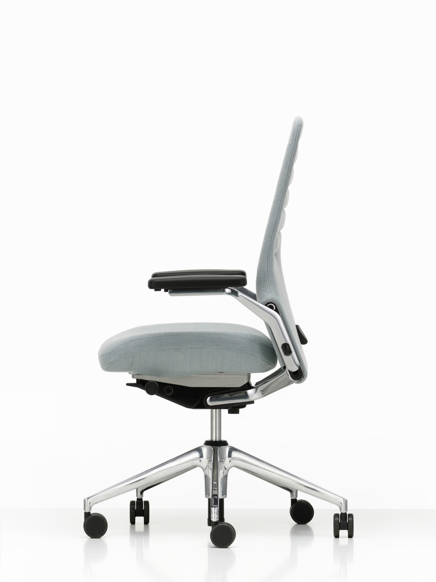 Vitra AC5 Work Bürodrehstuhl in Hellblau, Seitenansicht. Ergonomischer Bürostuhl mit Armlehnen und Rollenfußkreuz.