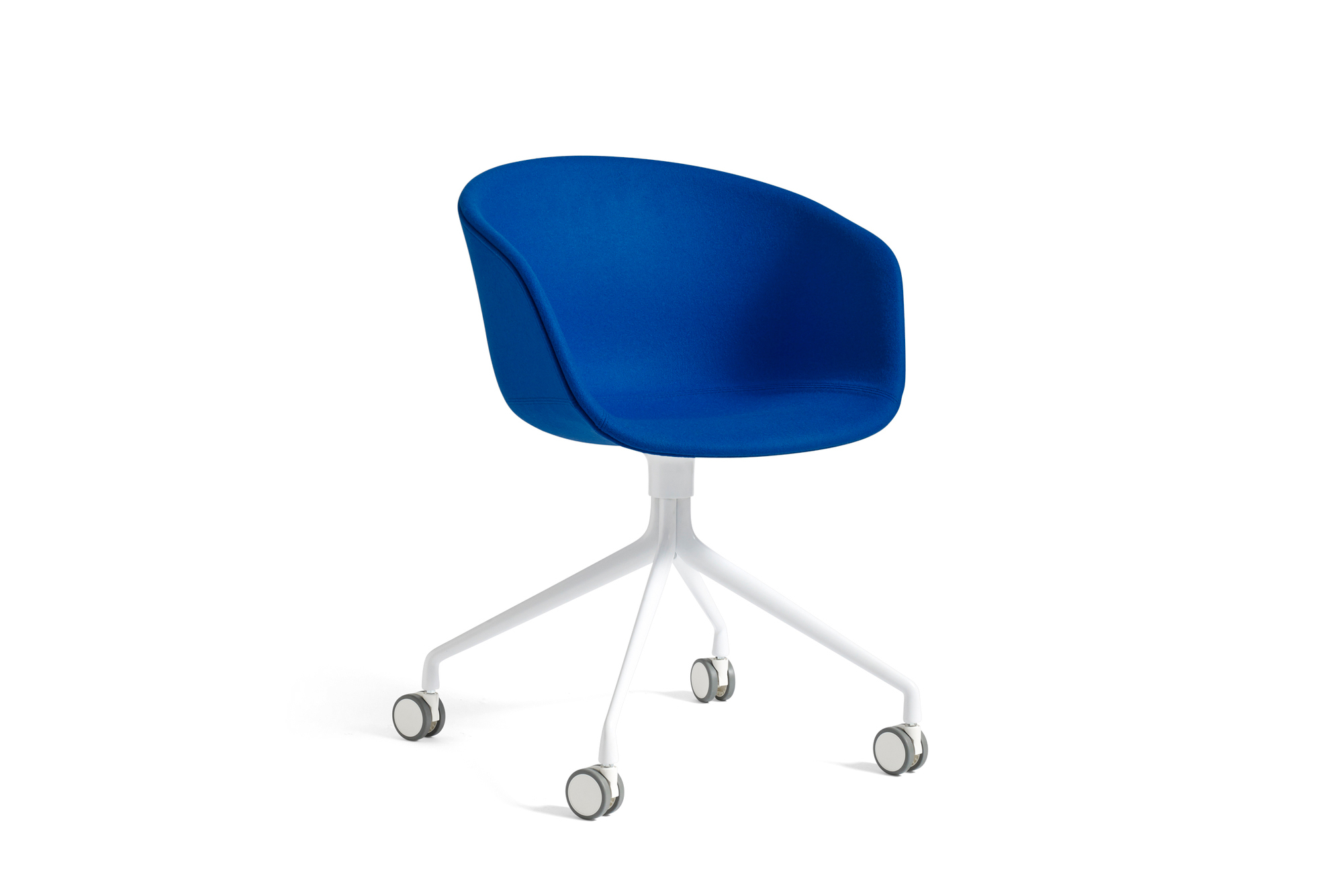 Blauer About A Chair AAC25 Stuhl von Hay mit weißem Drehfuß und Rollen.