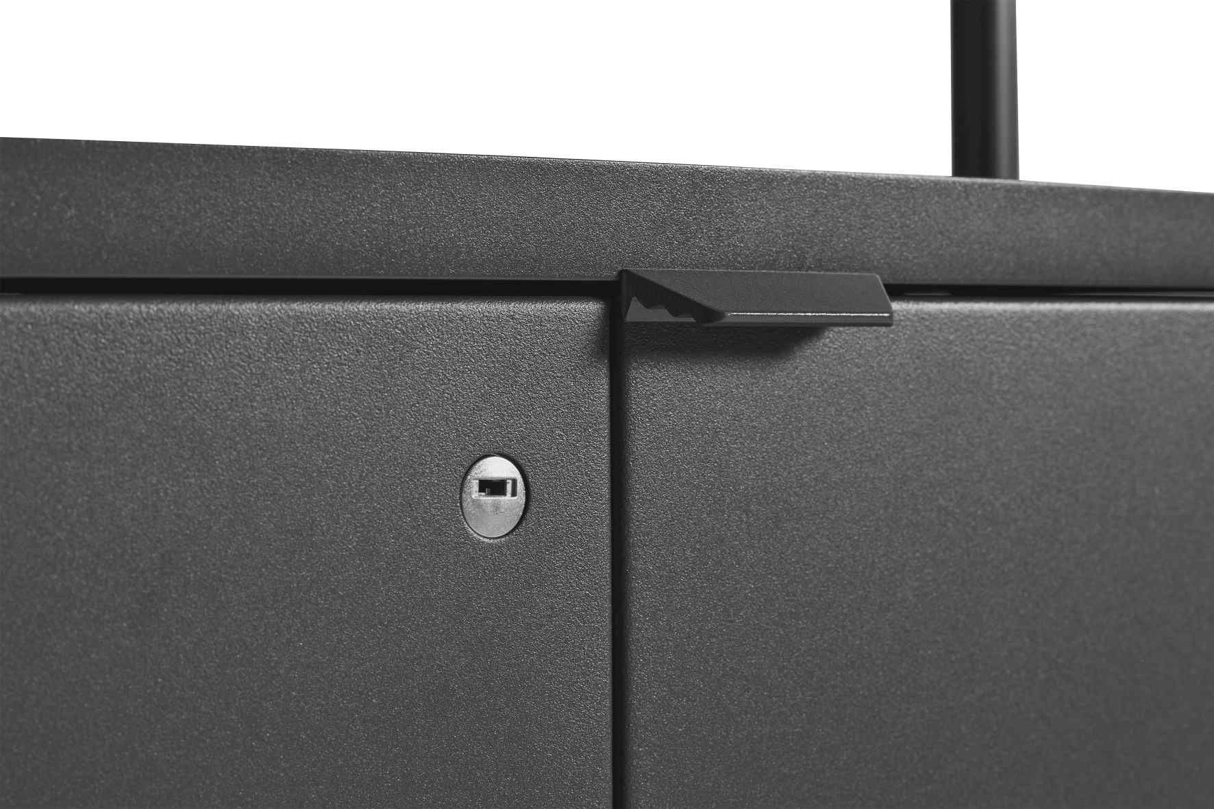 Detailaufnahme: Hay New Order Sideboard, graue Schranktür mit Griff und Schloss. Metallmöbel für Büro und Wohnen.