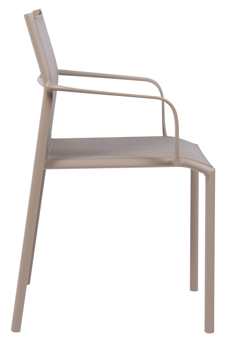 Cadiz Armlehnstuhl von Fermob für den Außenbereich, Seitenansicht in sanftem Beige, minimalistisches Design.