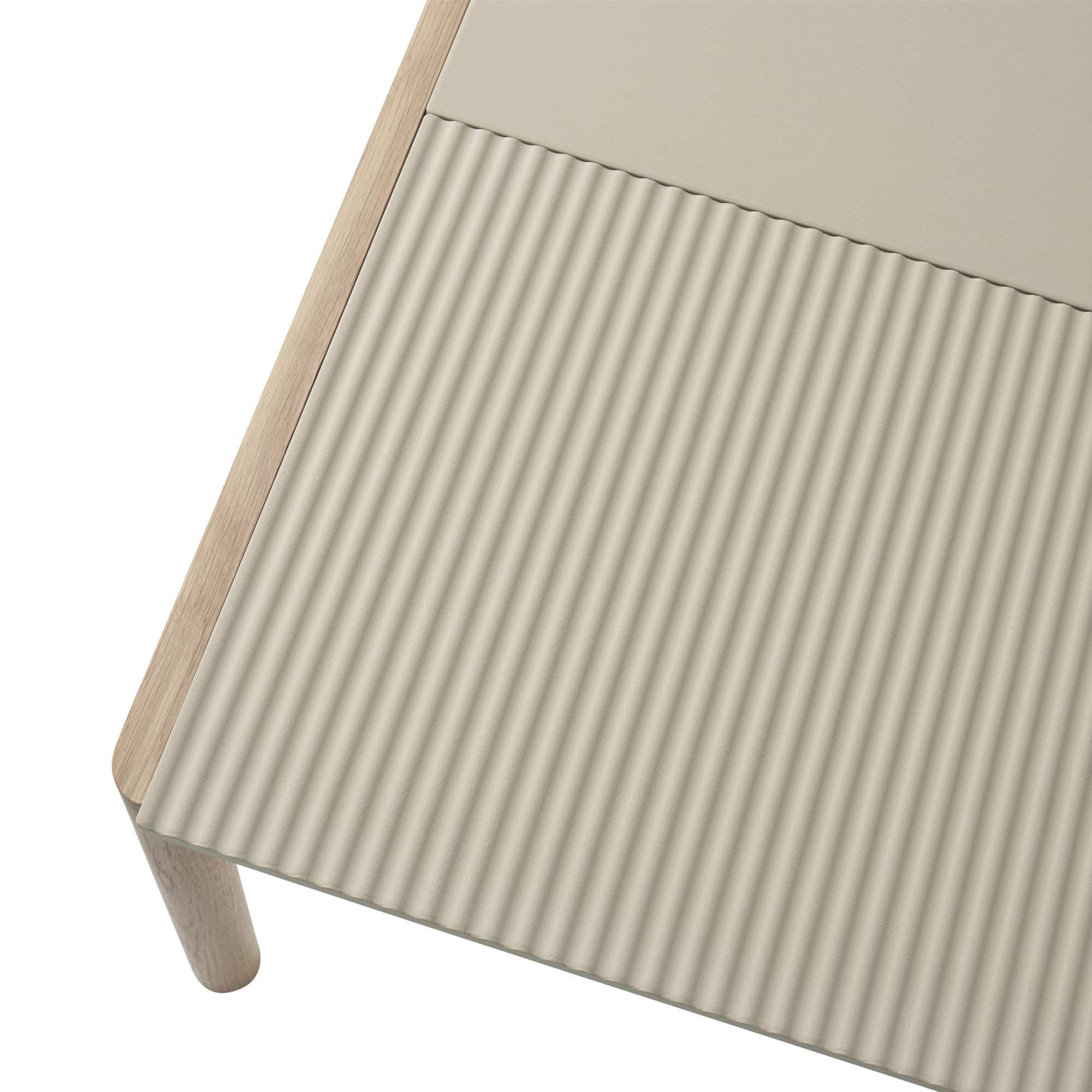 Nahaufnahme des Muuto Couple Coffee Table Couchtischs mit geriffelter Oberfläche und Holzrahmen in Beige.