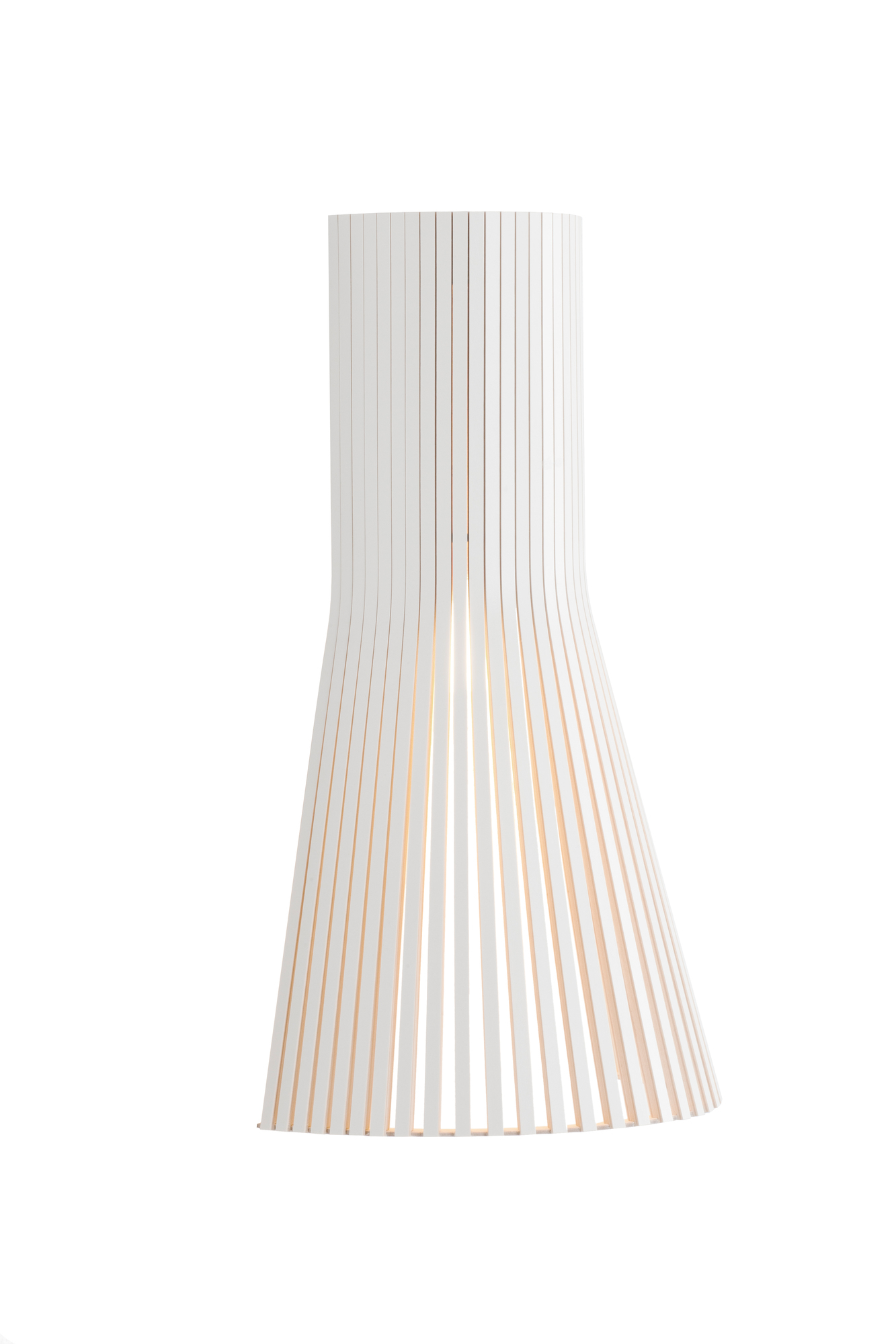Weiße Secto Design Wandleuchte 4231 aus Holzlamellen, modernes skandinavisches Design für stilvolle Innenbeleuchtung.