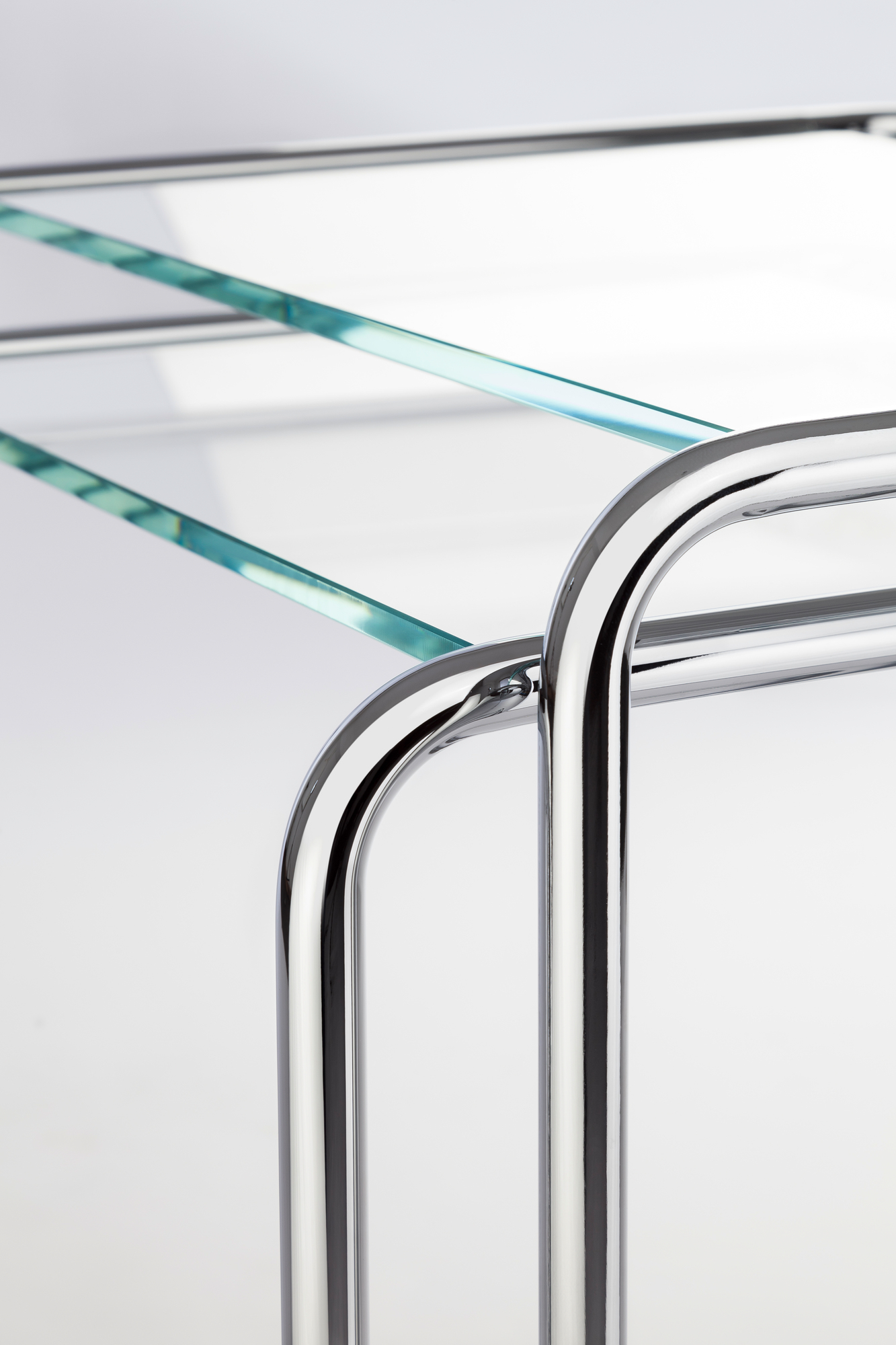Detailaufnahme Thonet B97 a Beistelltisch: Verchromtes Stahlrohrgestell mit Glasplatte, modernes Design.