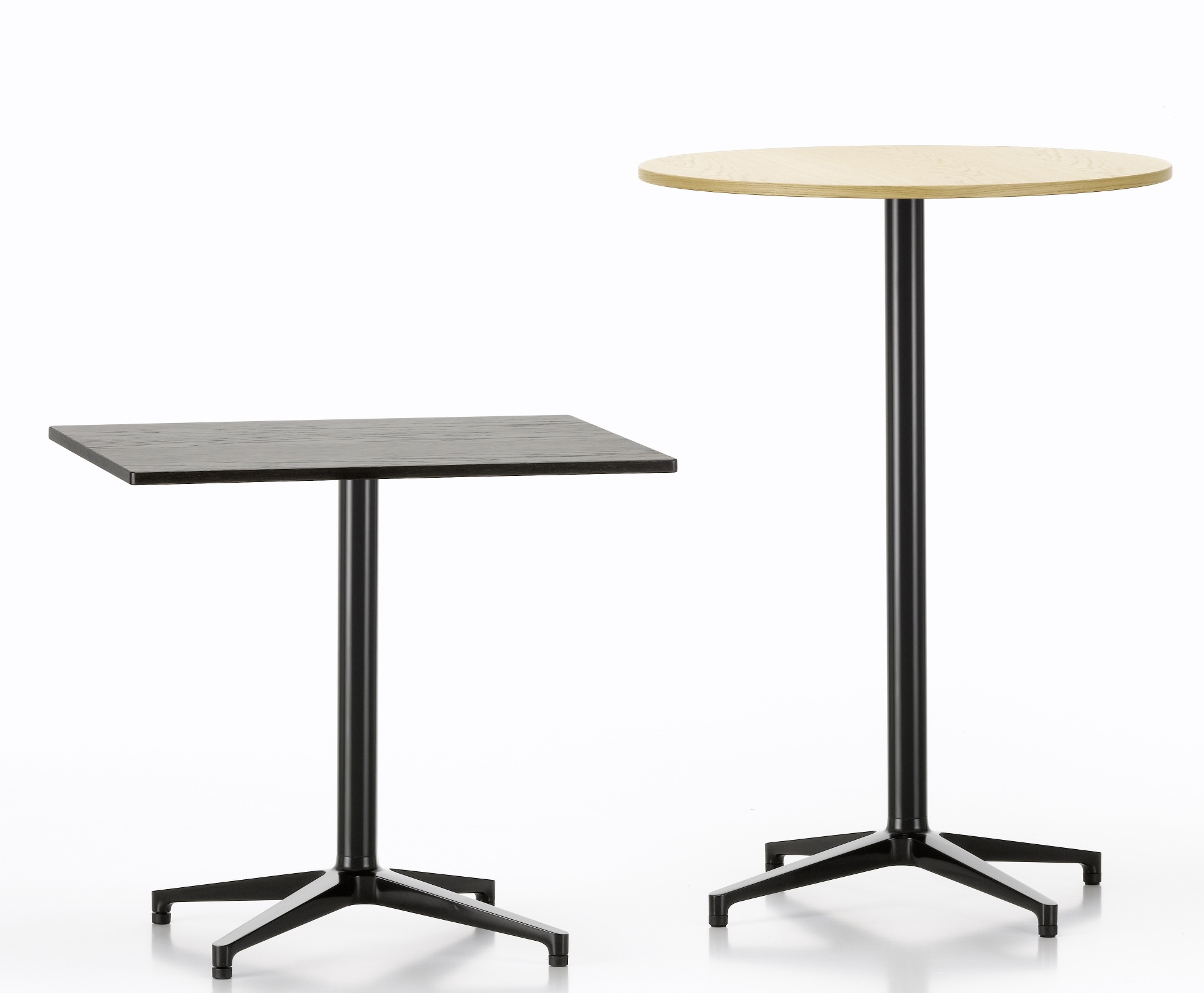Vitra Bistro Table Stehtisch mit runder, heller Tischplatte und schwarzem Fußgestell. Stehtische für Indoor.