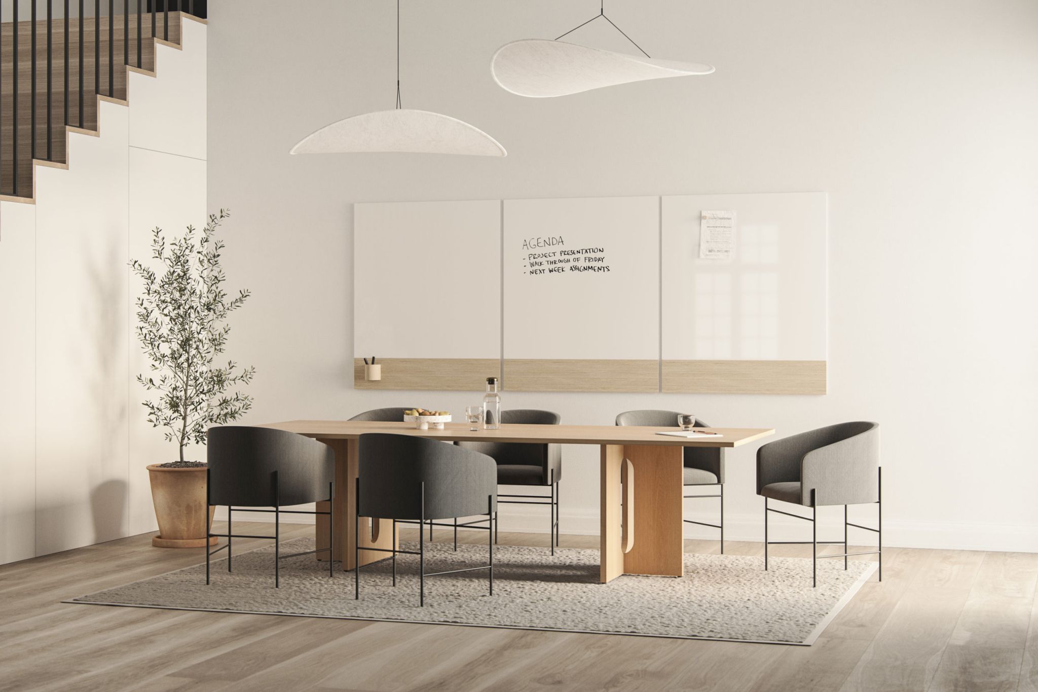 Helles Büro mit Chat Board Classic Crafted Wand Glastafel, Tisch, Stühlen und Pendelleuchten.