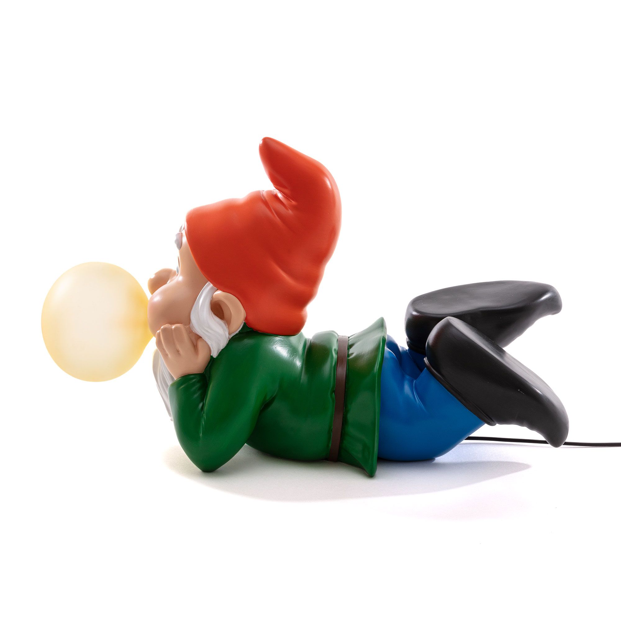 Gummy Dreaming Leuchte: Liegender Gartenzwerg mit roter Mütze und gelber Leucht-Kaugummiblase.