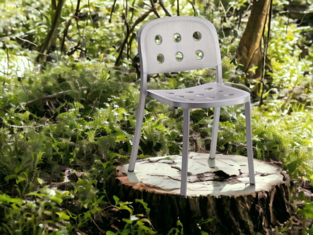 Emeco 1 Inch Aluminium Stacking Chair: Stapelbarer Design-Stuhl aus Aluminium, modern und nachhaltig, auf Baumstumpf.