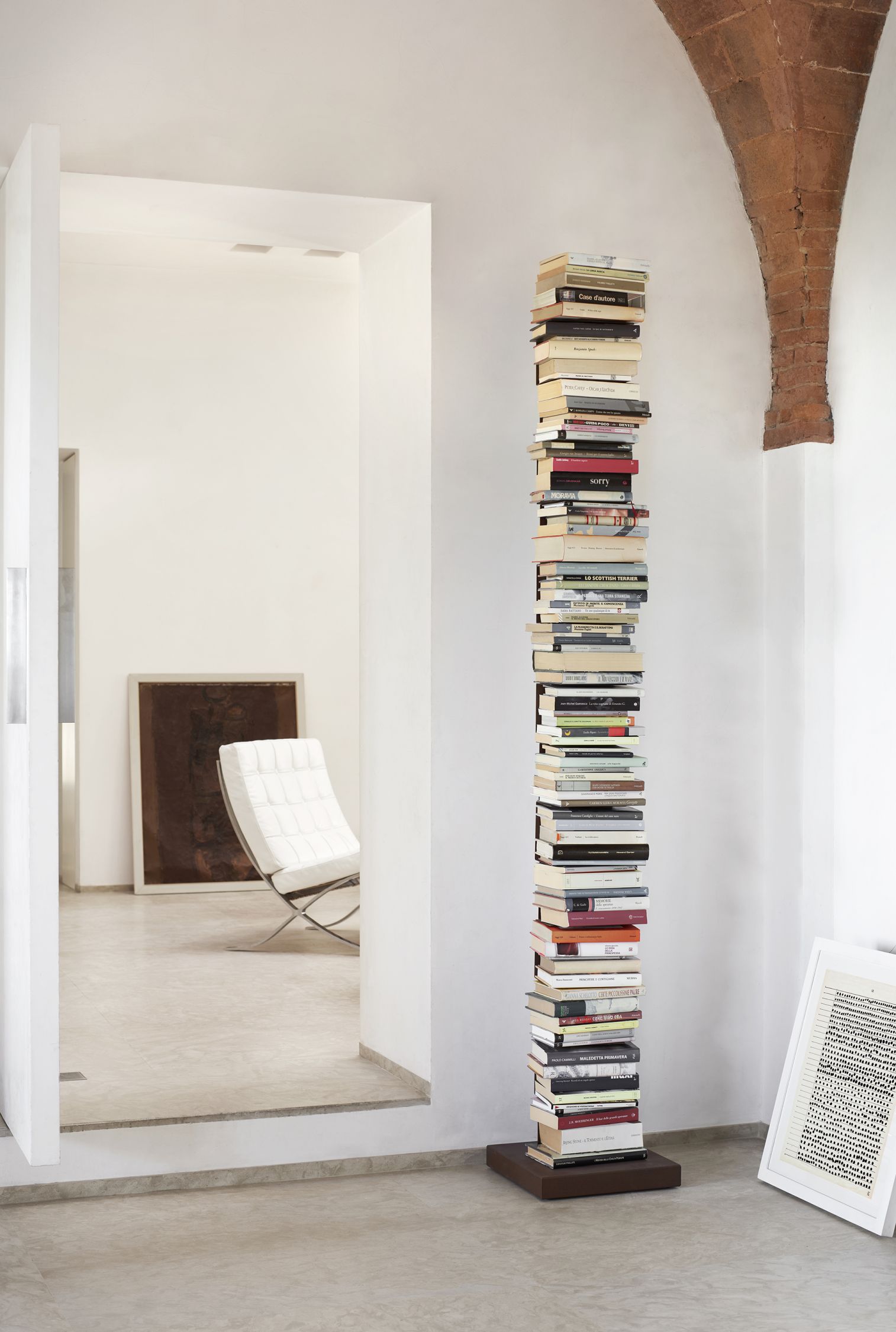 Ptolomeo Bücherregal freistehend von Opinion Ciatti, Bücherstapel als Designelement im modernen Wohnzimmer.