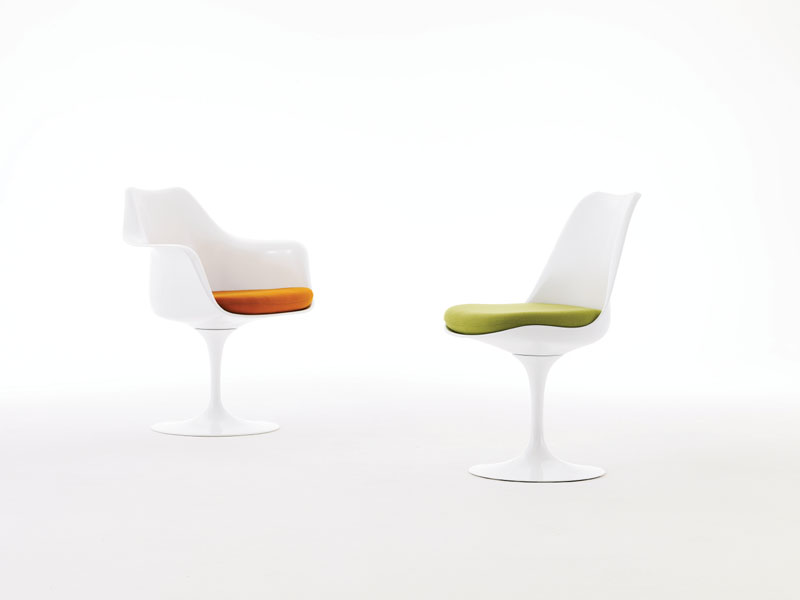 Knoll International Tulip Chair, drehbar, mit Armlehne und ohne, weiße Schale, farbige Sitzkissen.