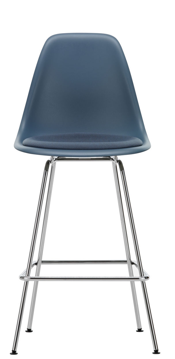 Blauer Eames Barhocker mit Sitzpolster und verchromtem Gestell, moderne Sitzgelegenheit für Küche oder Bar.