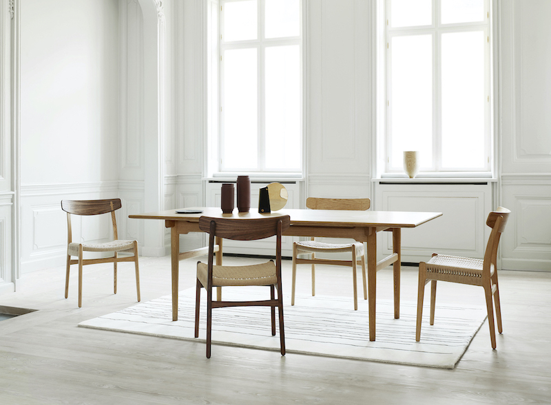 CH23 Stuhl von Carl Hansen & Søn aus Holz mit geflochtener Sitzfläche am Esstisch.