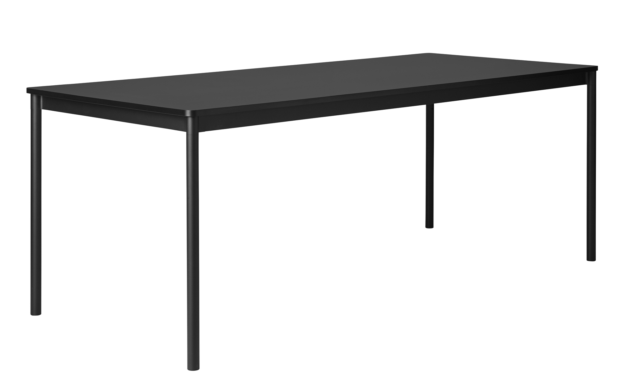 Schwarzer Muuto Base Table Tisch mit rechteckiger Tischplatte und vier zylindrischen Beinen vor weißem Hintergrund.