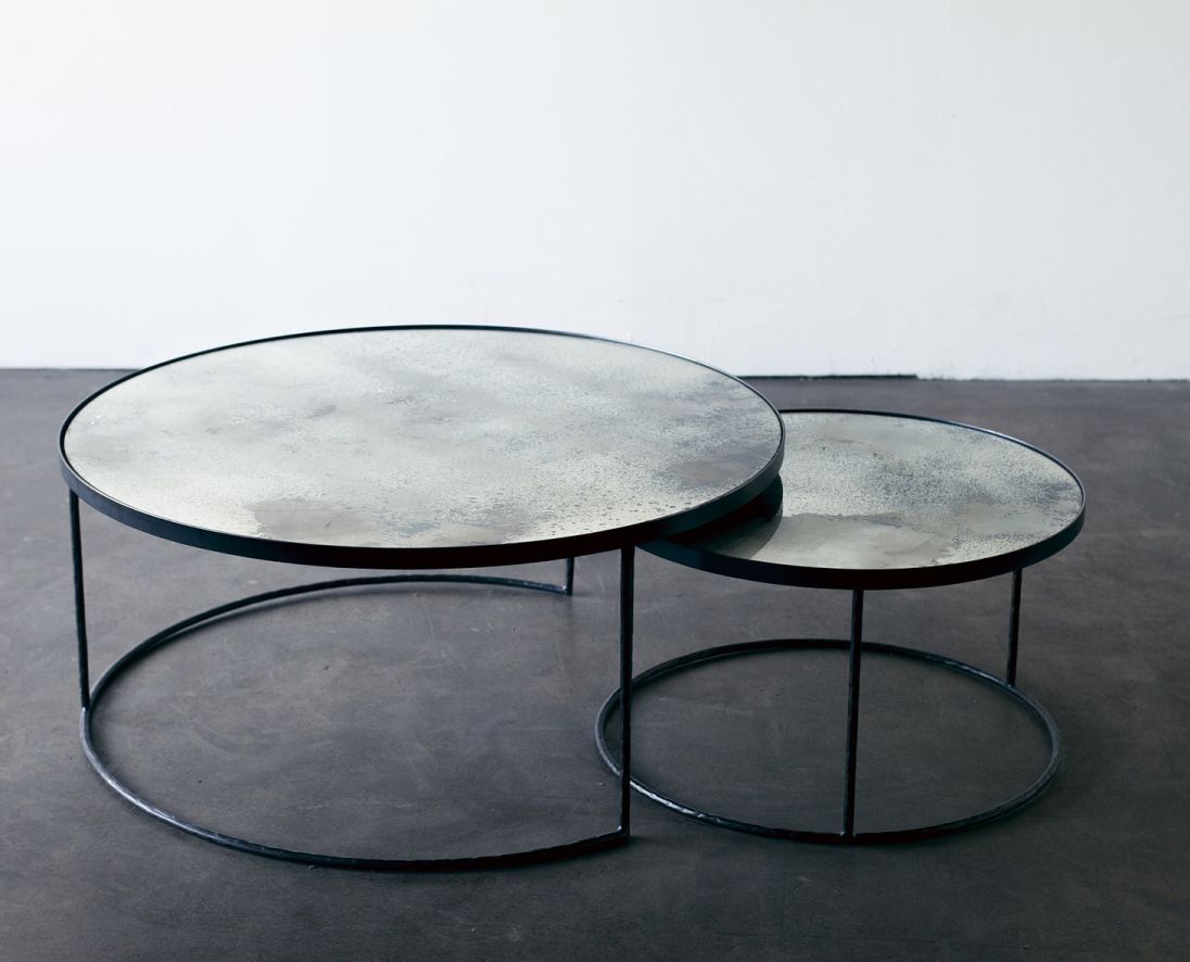 Ethnicraft Couchtisch Set: Zwei runde Beistelltische mit Spiegelglasplatte und schwarzem Metallgestell.