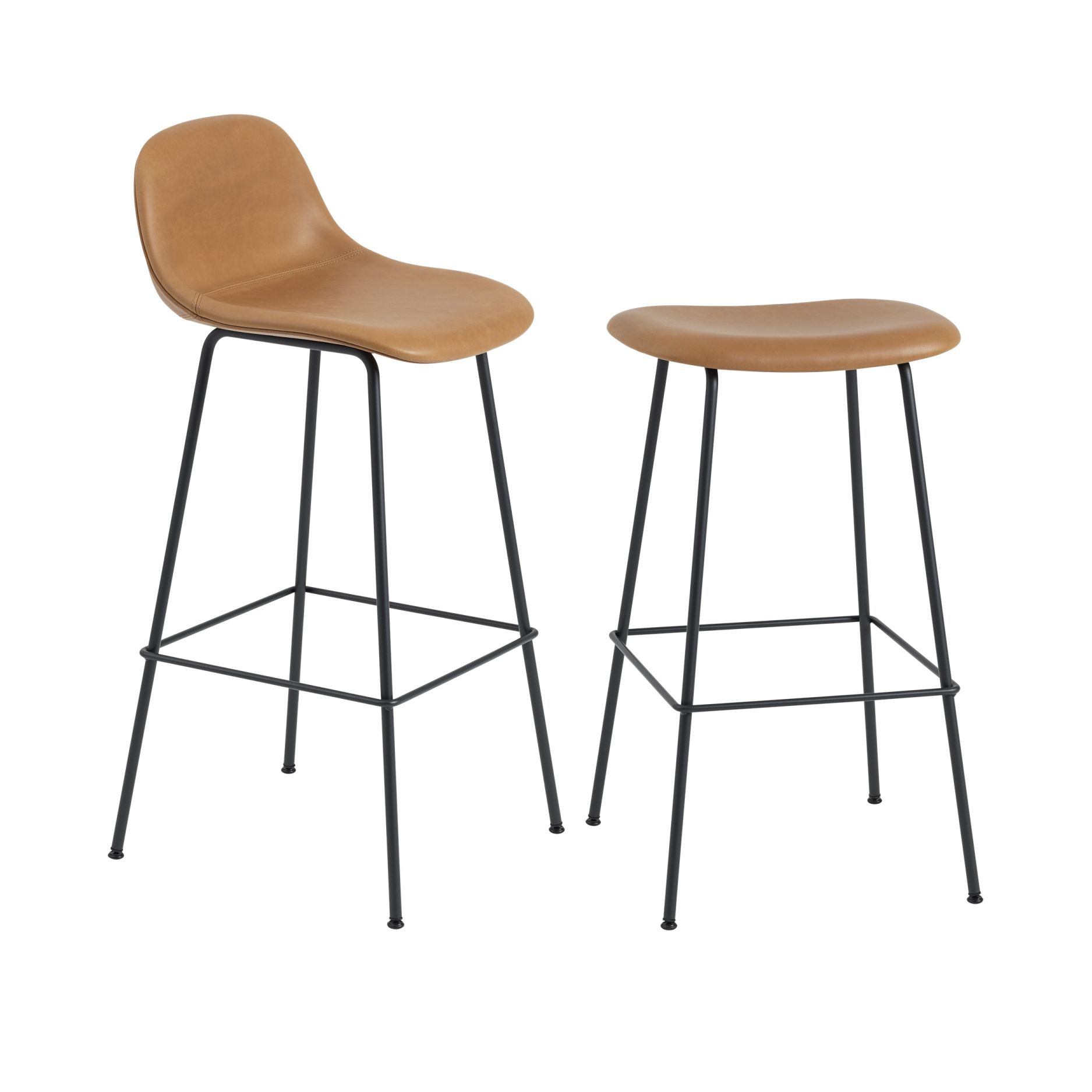 Muuto Fiber Counter Stool Barhocker mit Rückenlehne, hellbraunes Leder, schwarzes Gestell, modernes Küchendesign.