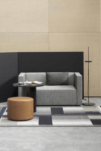 SF06 Kerman Modulsofa von e15, grauer Stoffbezug mit Kissen, Beistelltisch, Hocker und Stehlampe.