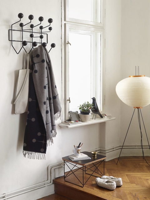 Eames Hang it all Garderobe in Esche Schwarz von Vitra mit Schal und Tasche.