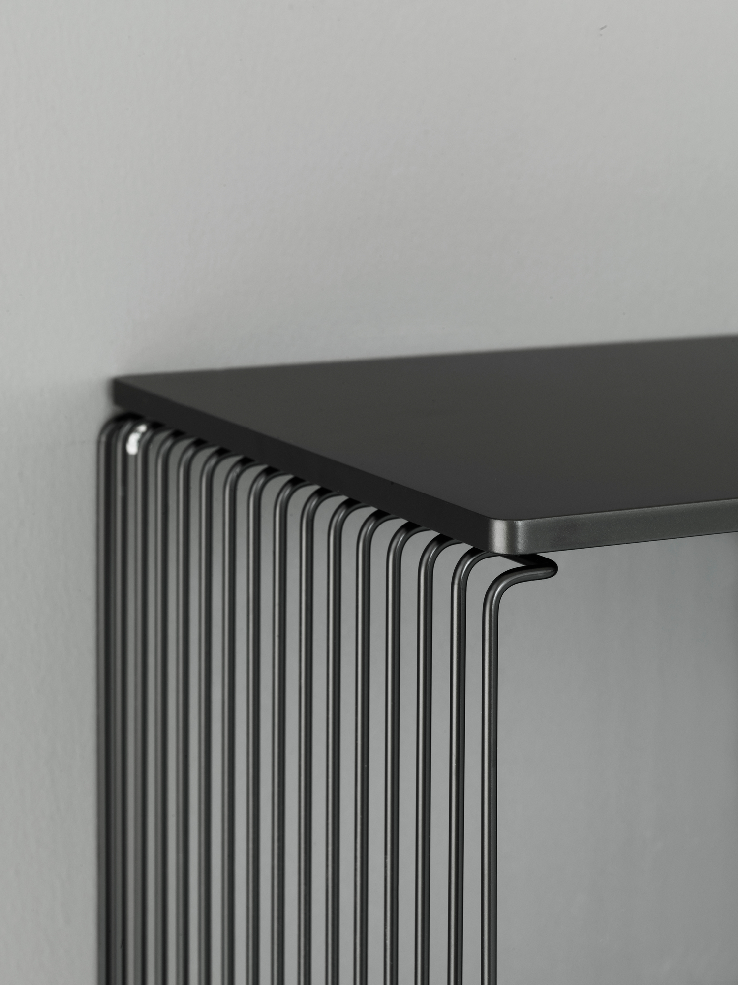 Detailaufnahme: Grauer Panton Wire Cube Beistelltisch/Couchtisch von Montana mit filigranem Drahtgestell und Tischplatte.