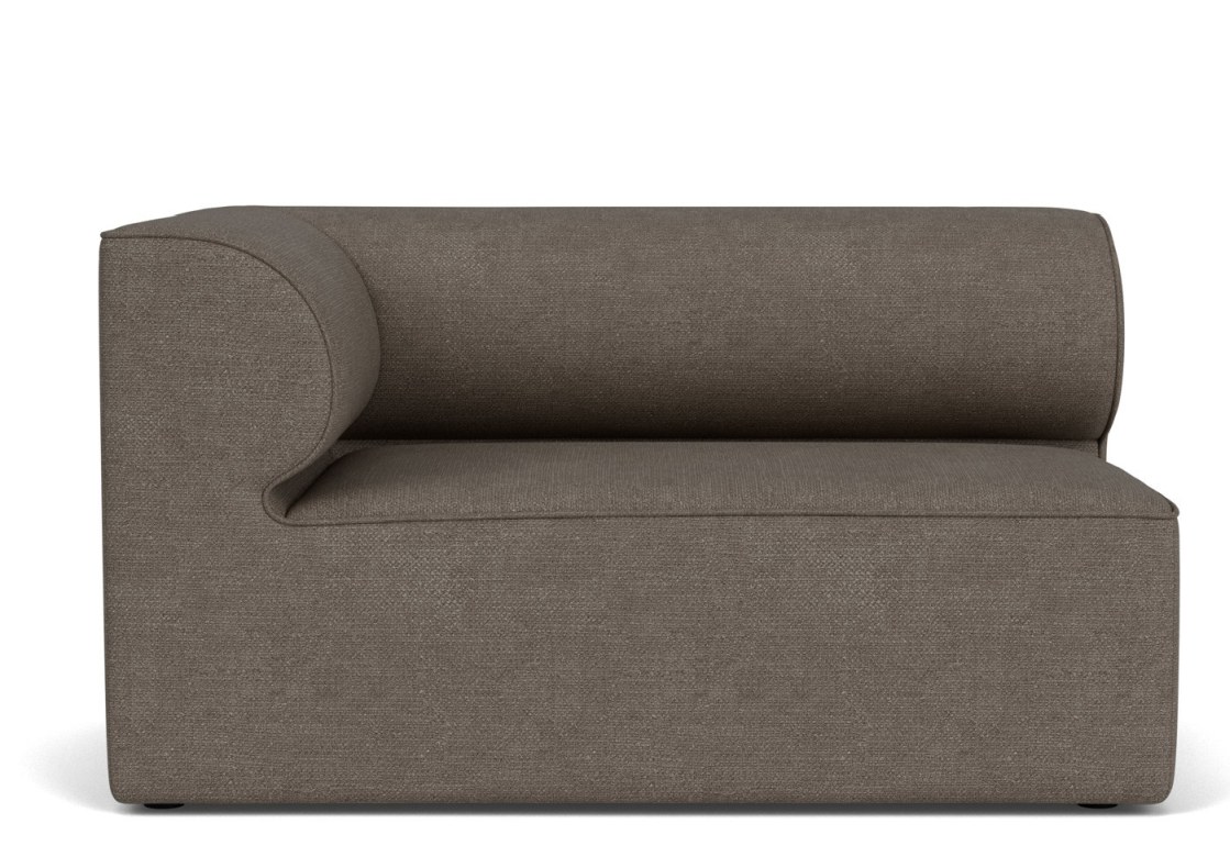 Eave Modular Sofa von Audo Copenhagen, braunes Ecksofa mit abgerundeten Armlehnen, modernes Wohnzimmermöbel.