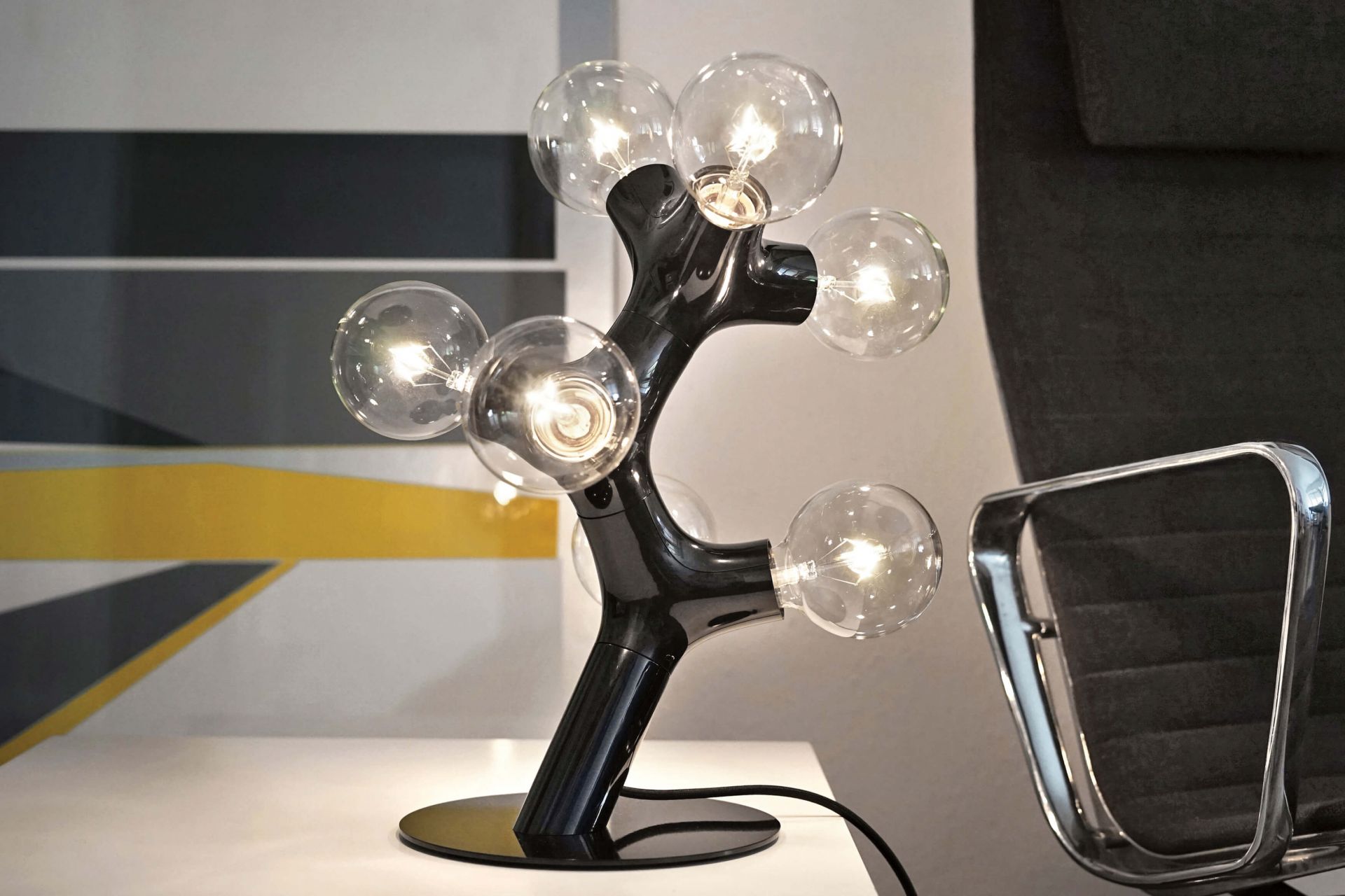 Schwarze Design Tischleuchte mit mehreren Glühbirnen im modernen Stil für Wohnzimmer und Büro.