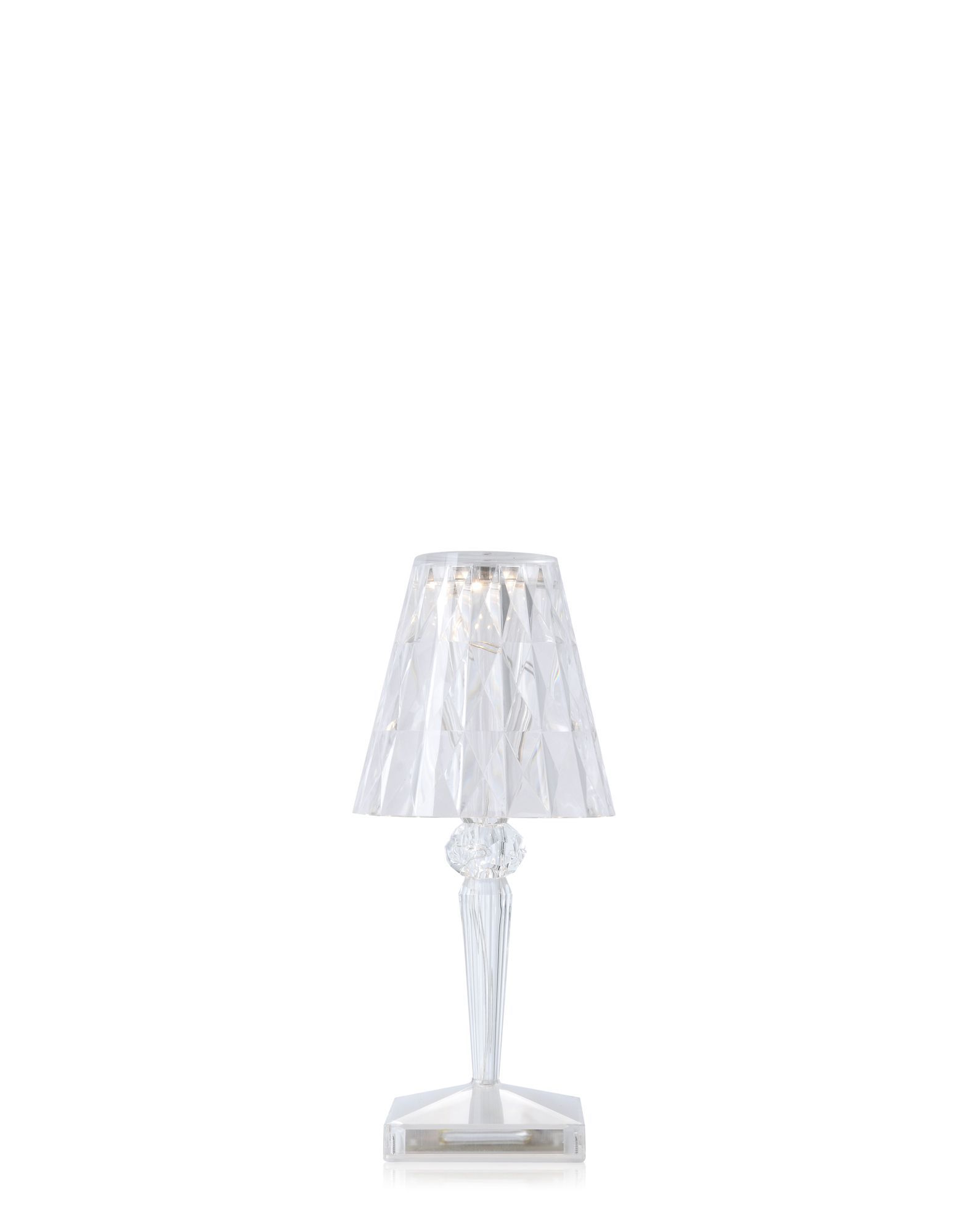 Battery Tischleuchte von Kartell: Transparente, wiederaufladbare Lampe mit Facettenschirm und LED-Beleuchtung für Innenräume.