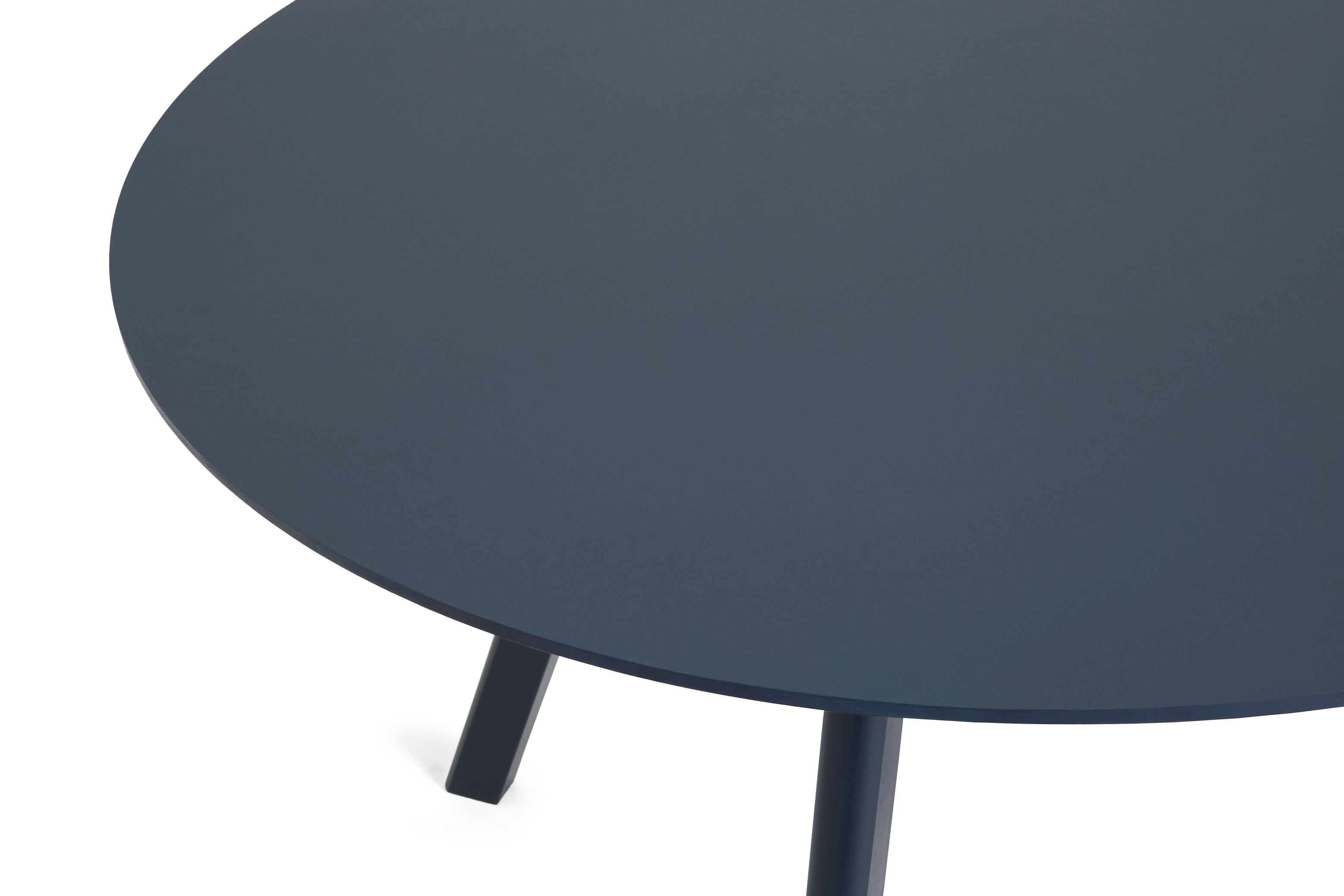 Nahaufnahme des runden Copenhague Table CPH 25 Tisches von Hay in dunklem Blau.