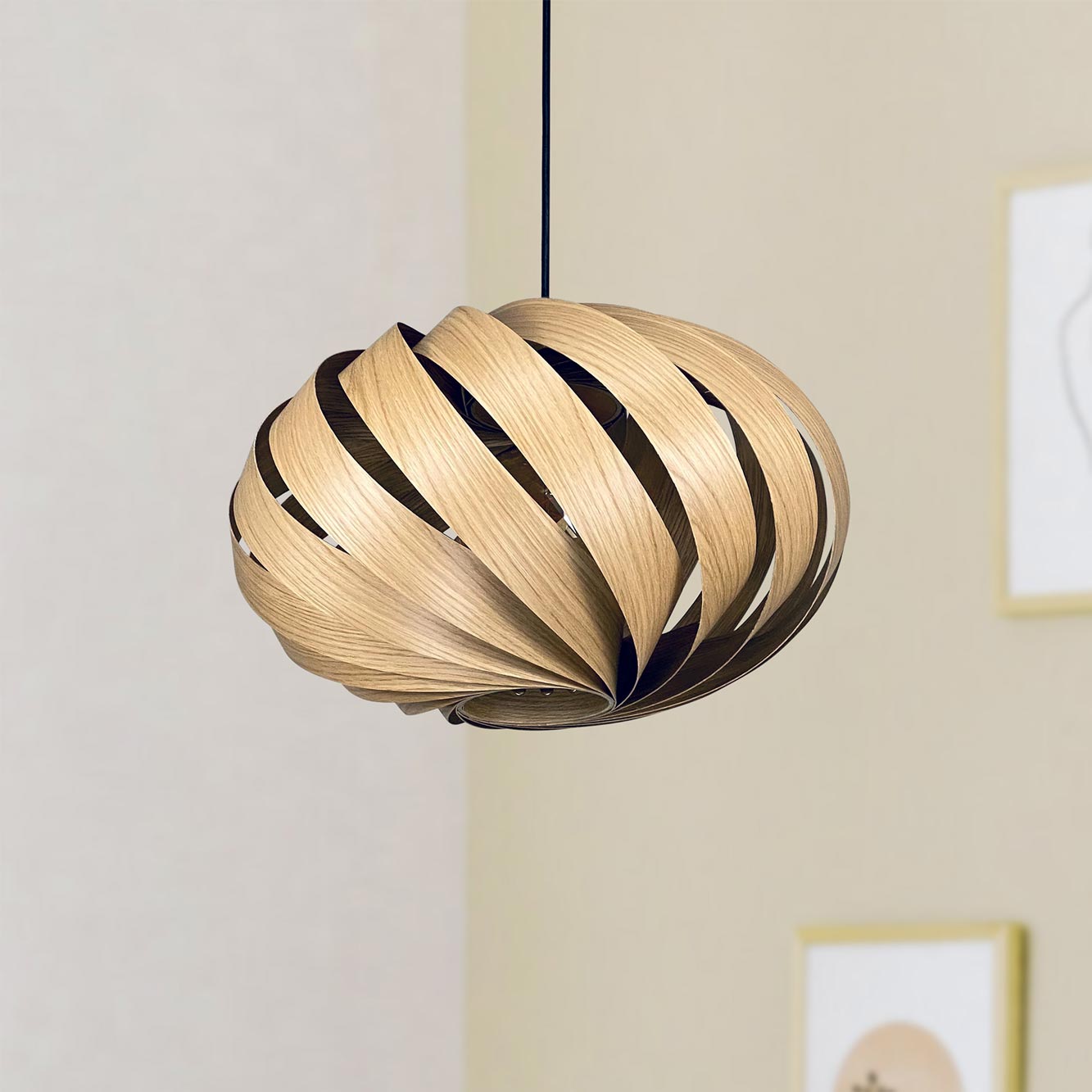 Serentia Hängeleuchte aus Eichenholz, spiralförmiges Design, moderne Pendelleuchte für Wohnräume.