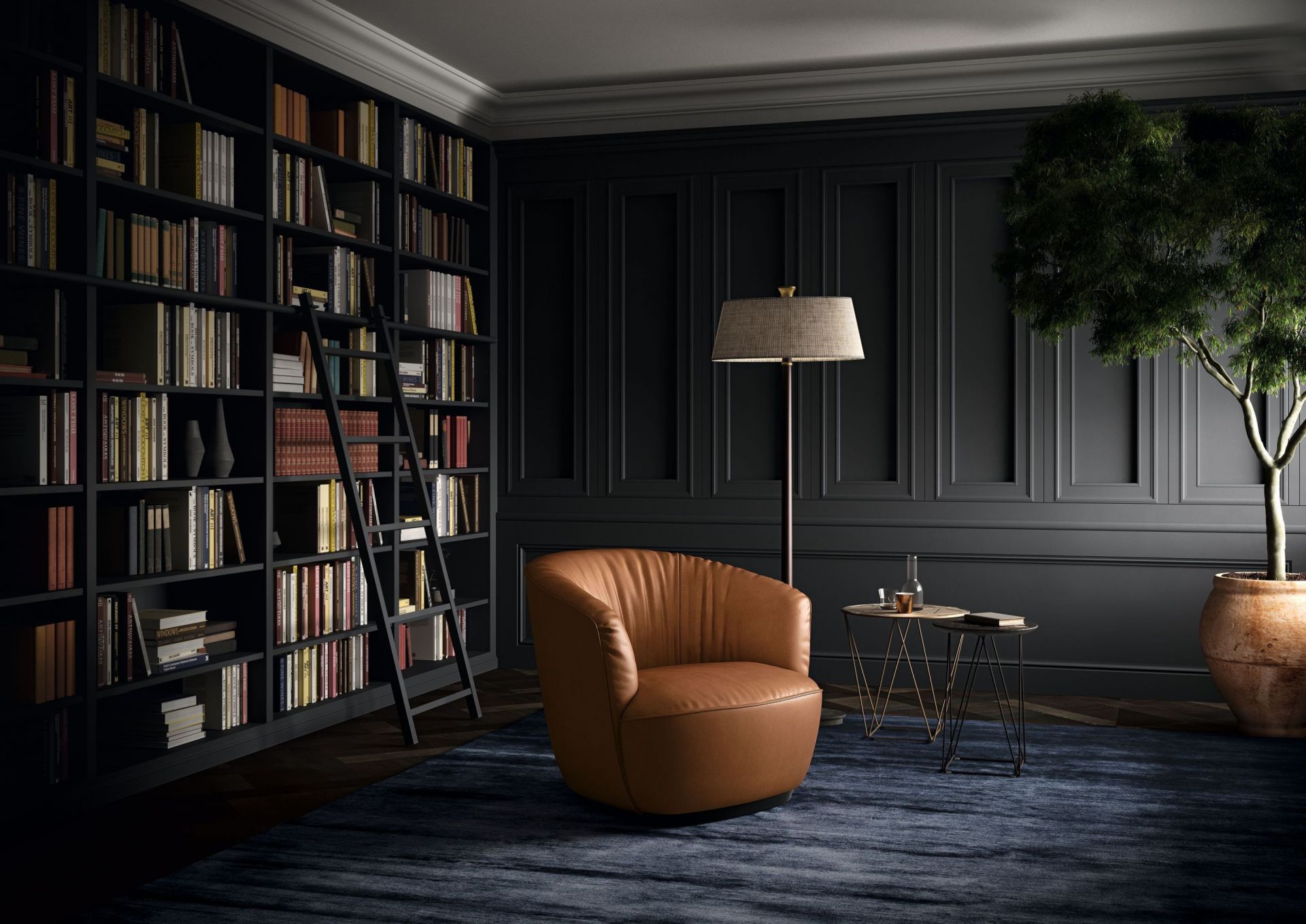 Gemütliches Wohnzimmer mit braunem Ledersessel, Bücherregal, Stehlampe und Beistelltischen auf einem blauen Teppich.