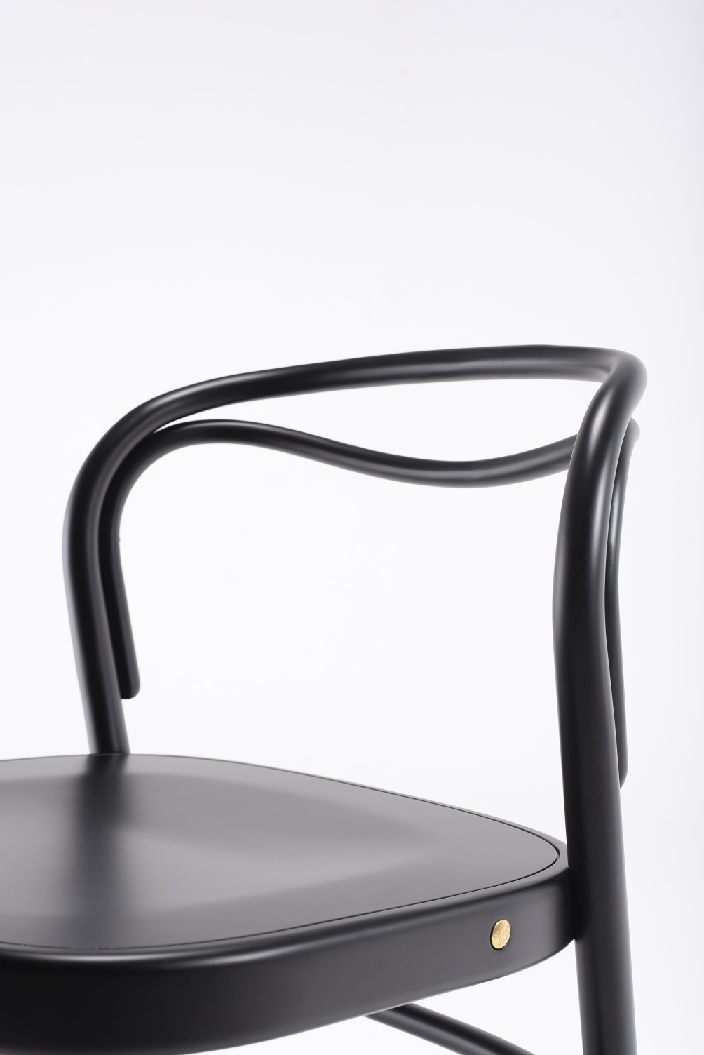 Detailaufnahme des schwarzen Beaulieu Stuhls von Wiener GTV Design, Fokus auf Sitzfläche und Rückenlehne.