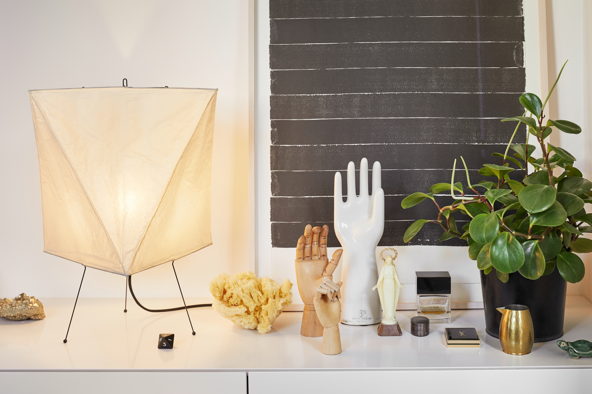 Nahaufnahme der Akari Tischleuchte YA2 von Vitra, mit Papierlampenschirm und filigranem Gestell.