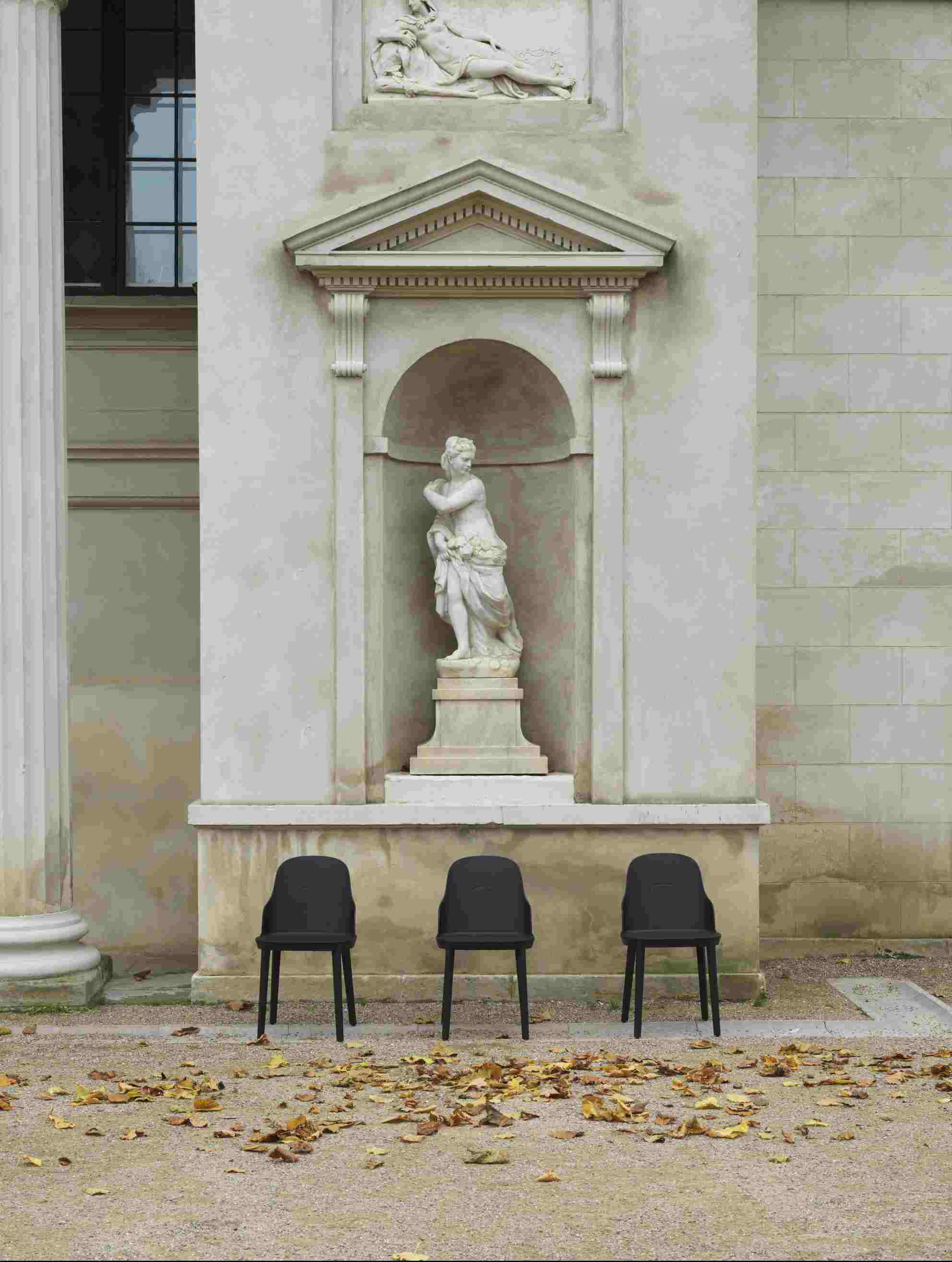 Drei schwarze Allez Chair PP Stühle von Normann Copenhagen vor einer Wand mit einer Statue.