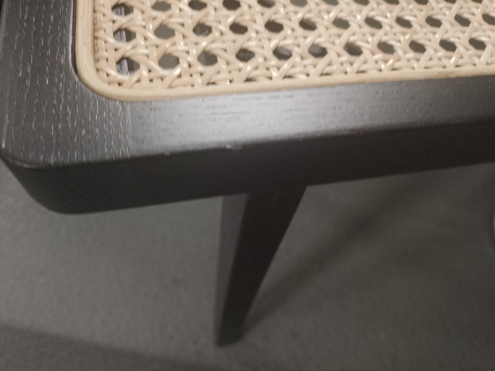 Detailaufnahme der Le Roi Bank von NORR11 mit dunklem Eichenholz und Wiener Geflecht Sitzfläche.