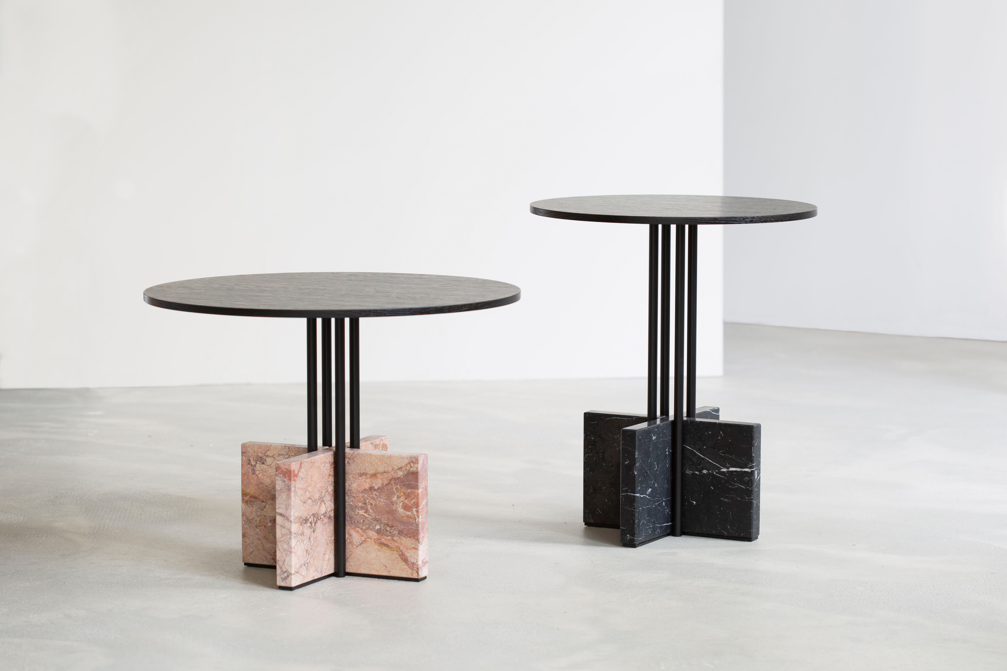 Gravity Table Favius Beistelltisch hoch, zwei moderne Tische mit Marmorfuß und runder Tischplatte.
