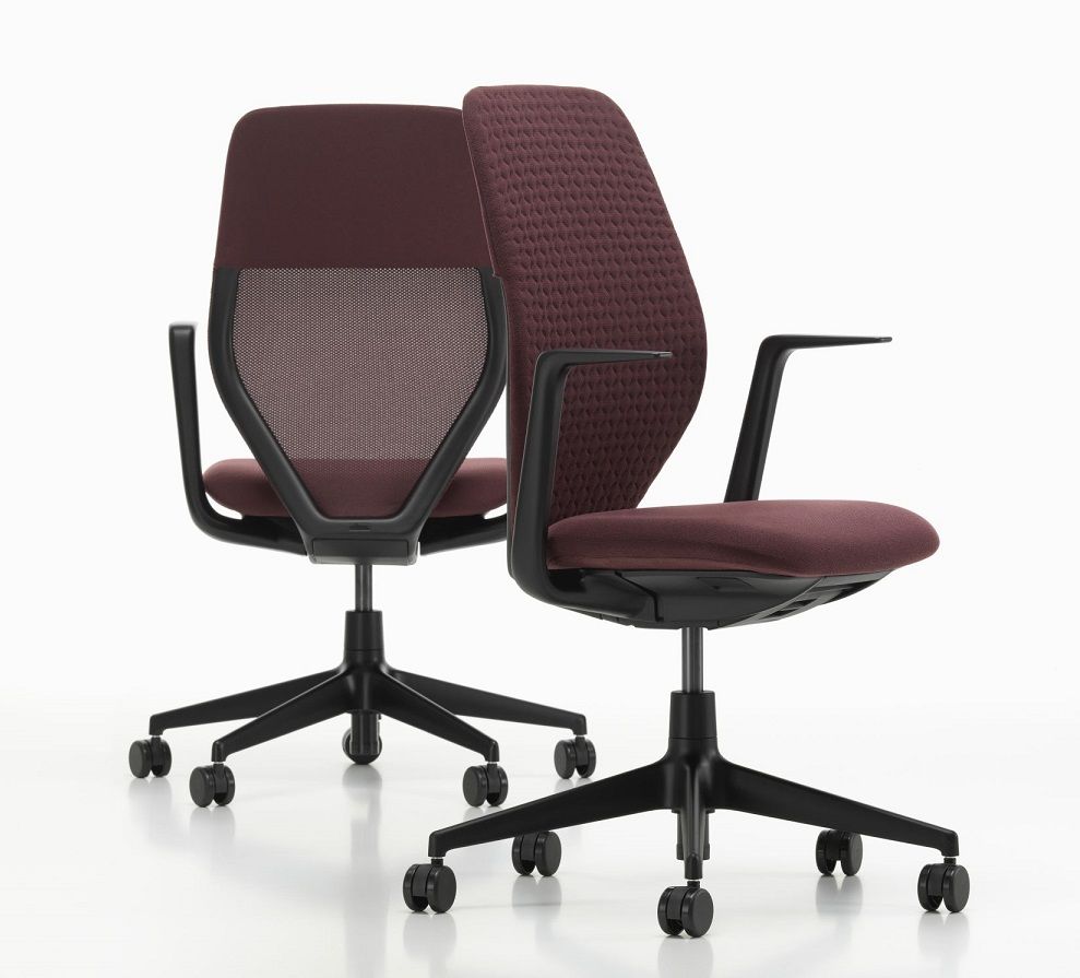 ACX Mesh Bürodrehstuhl von Vitra in Bordeauxrot mit Netzrücken und schwarzen Armlehnen auf Rollen.