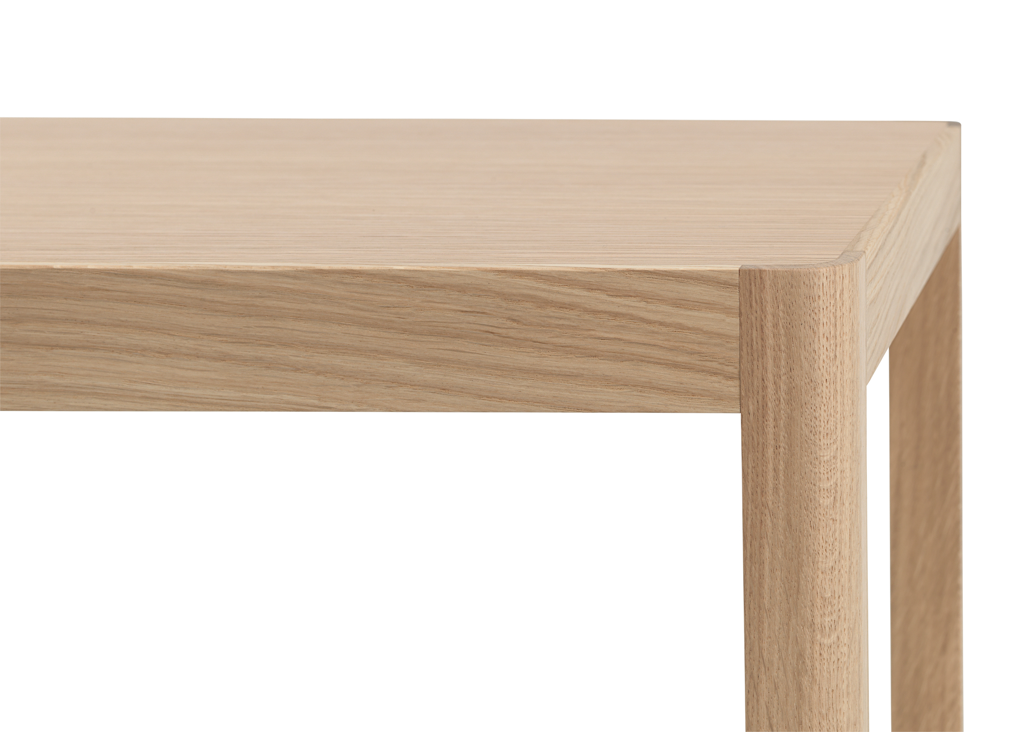 Detailaufnahme vom Muuto Workshop Coffee Table: Tischplatte und Bein aus hellem Eichenholz.