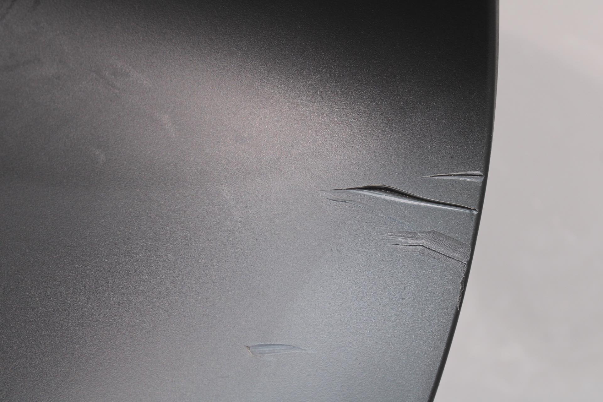Detailaufnahme: Beschädigung am schwarzen About A Chair AAC26 Stuhl (Mängelexemplar) von Hay. Kratzer im Material.