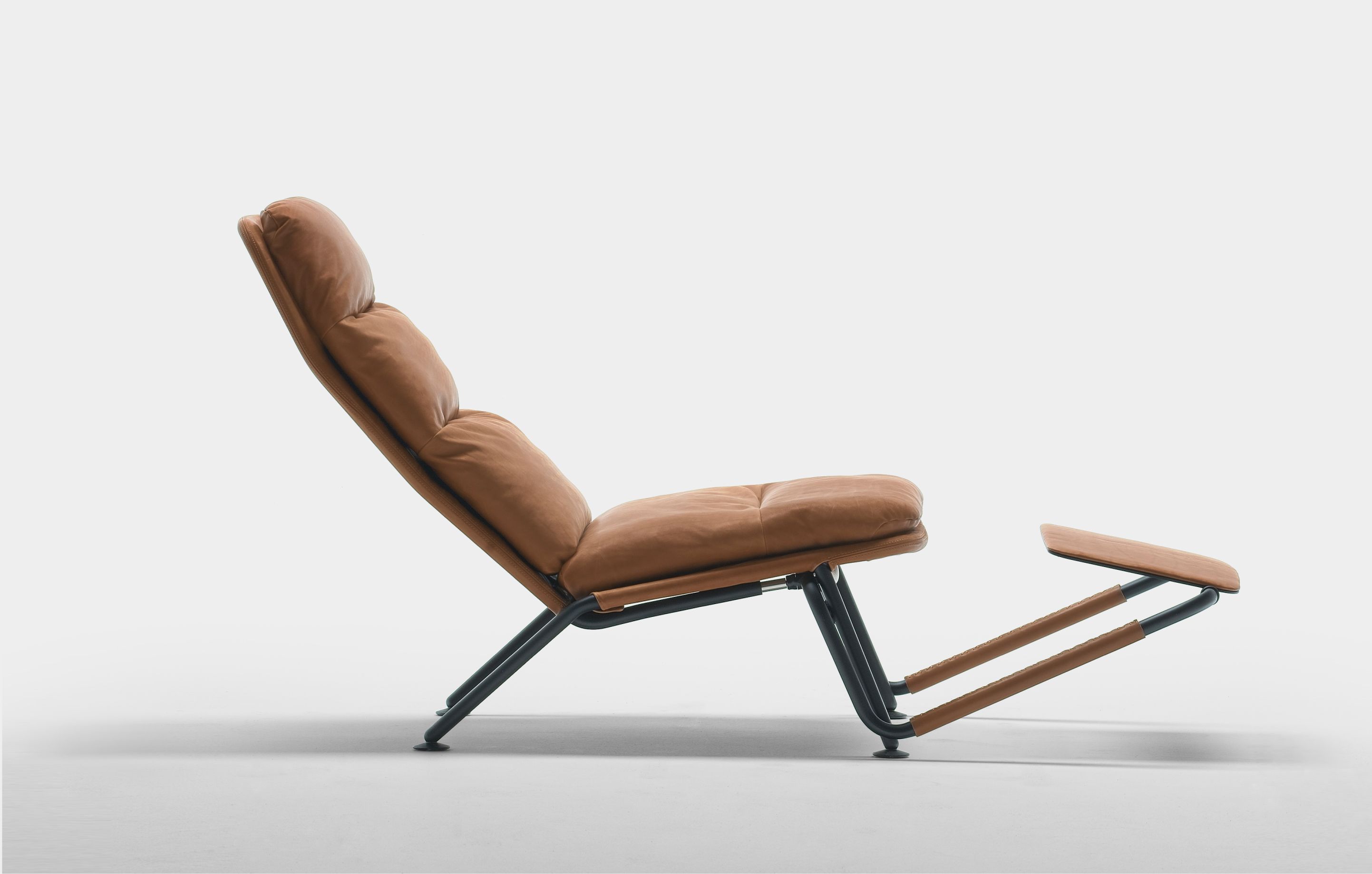 Kontrapunkt Liegesessel von Prostoria, seitliche Ansicht. Lederbezug, modernes Design, bequeme Sitzgelegenheit für Wohnzimmer.