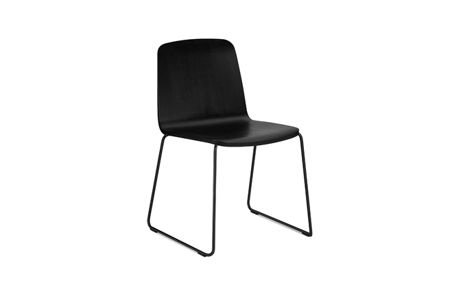 Schwarzer Just Chair Stuhl von Normann Copenhagen mit minimalistischem Design und Metallgestell.
