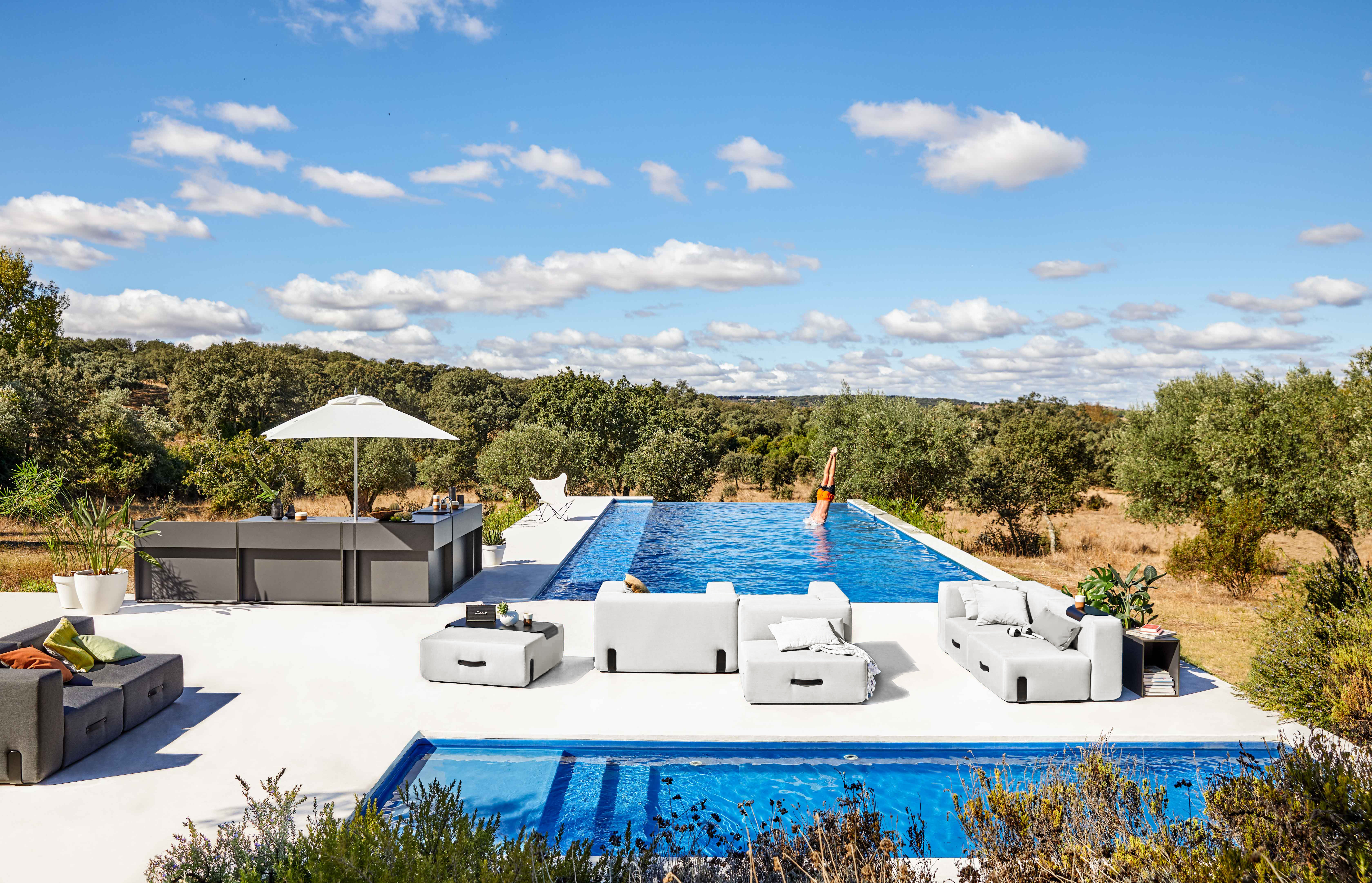 Miamia Outdoor Sofa Eckmodul von Conmoto neben Pool, modernes Design für Garten und Terrasse.